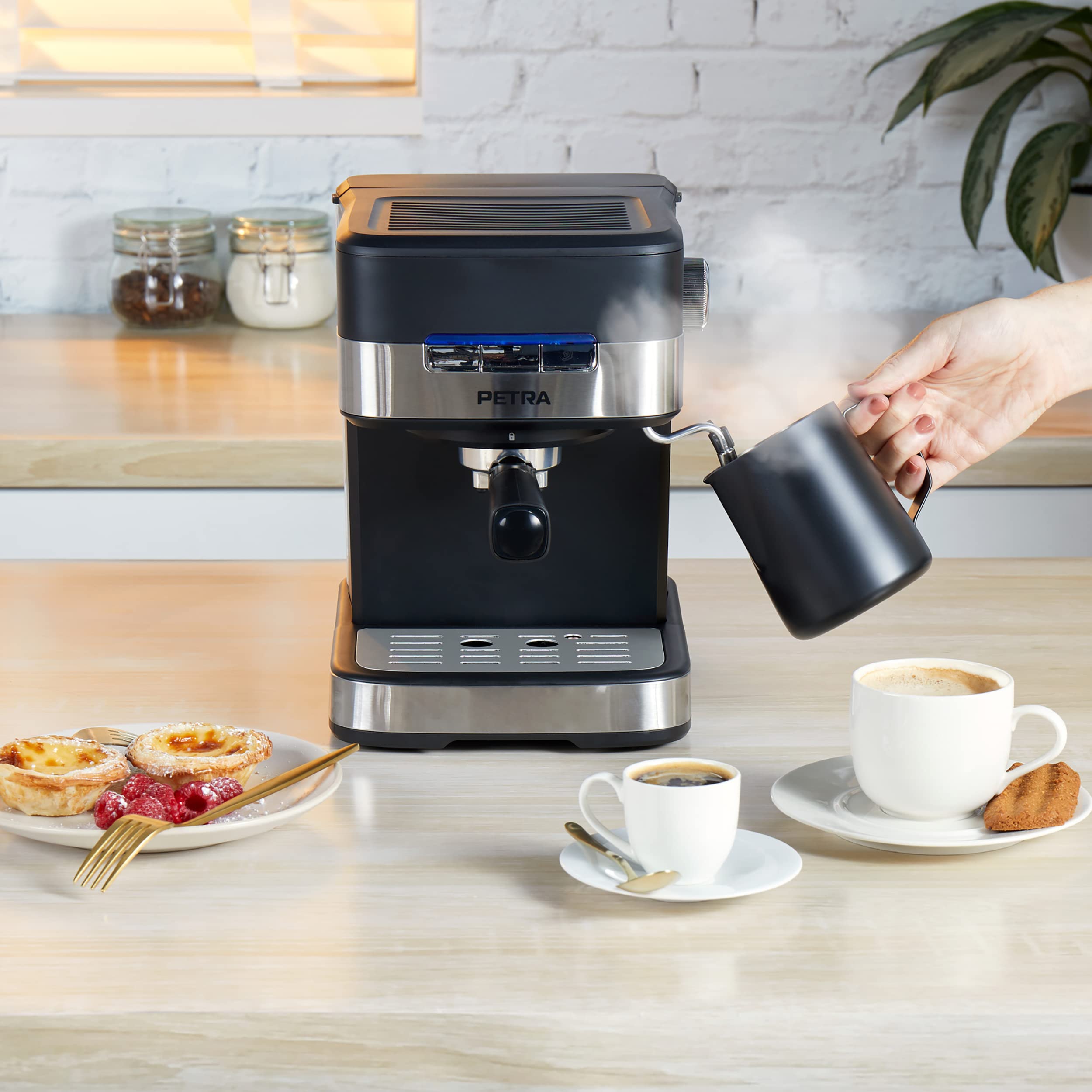 Petra PT4623VDEEU7 Professional Espresso Coffee Machine - Electric Coffee Maker for 1-2 Cups, Cappuccino & Latte - 15 Bar Pump, BPA-Free, Compatible with Ground Coffee - 1.5L Water Tank, 850W - Perfect for Home & Office Use