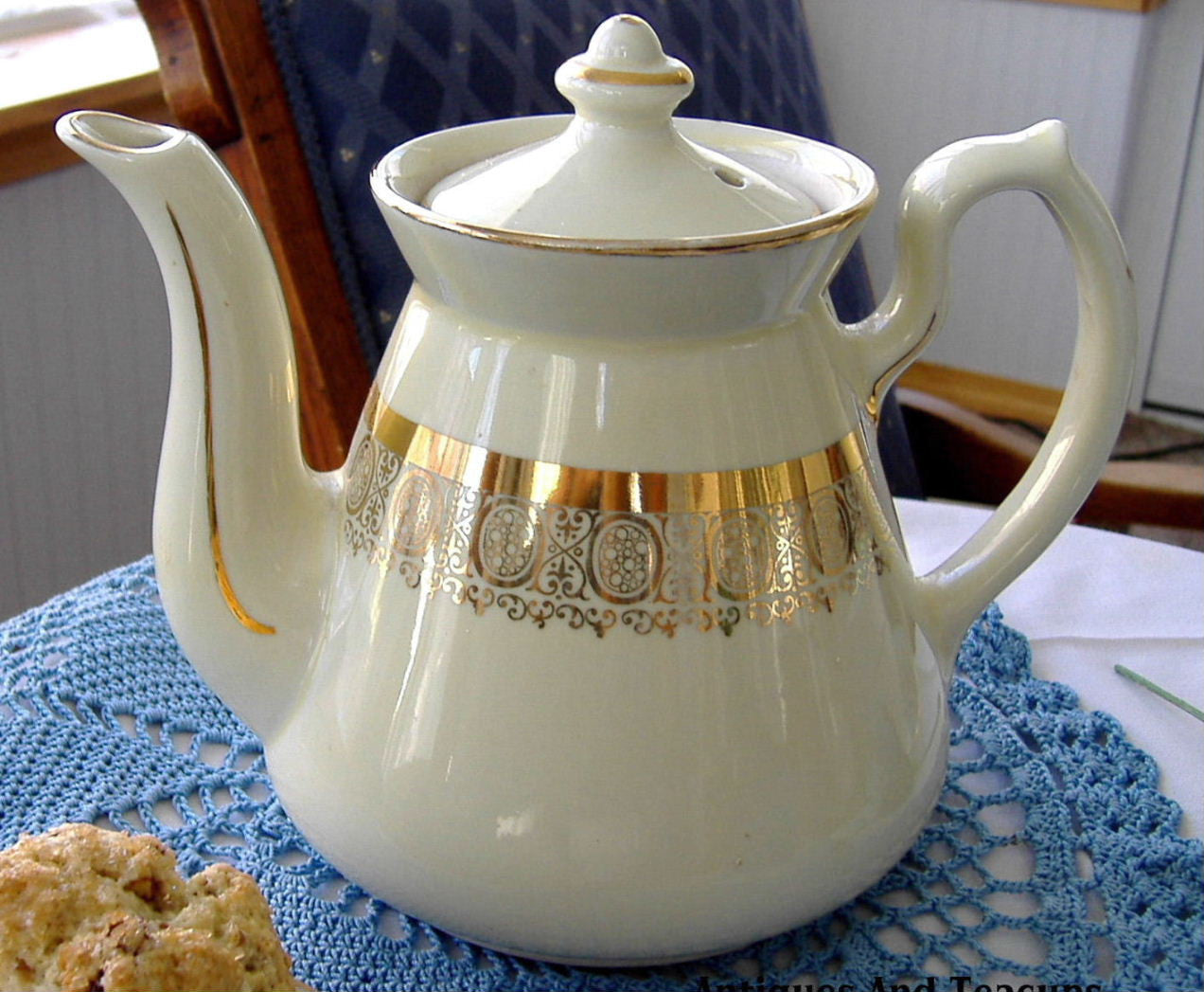 Vintage 1950s Hall Philadelphia White and Gold Teapot - Large 6 Cup Capacity, Retro Tea Pot for Classic Afternoon Tea, Bridal Shower Gift, or Vintage Kitchen Decor