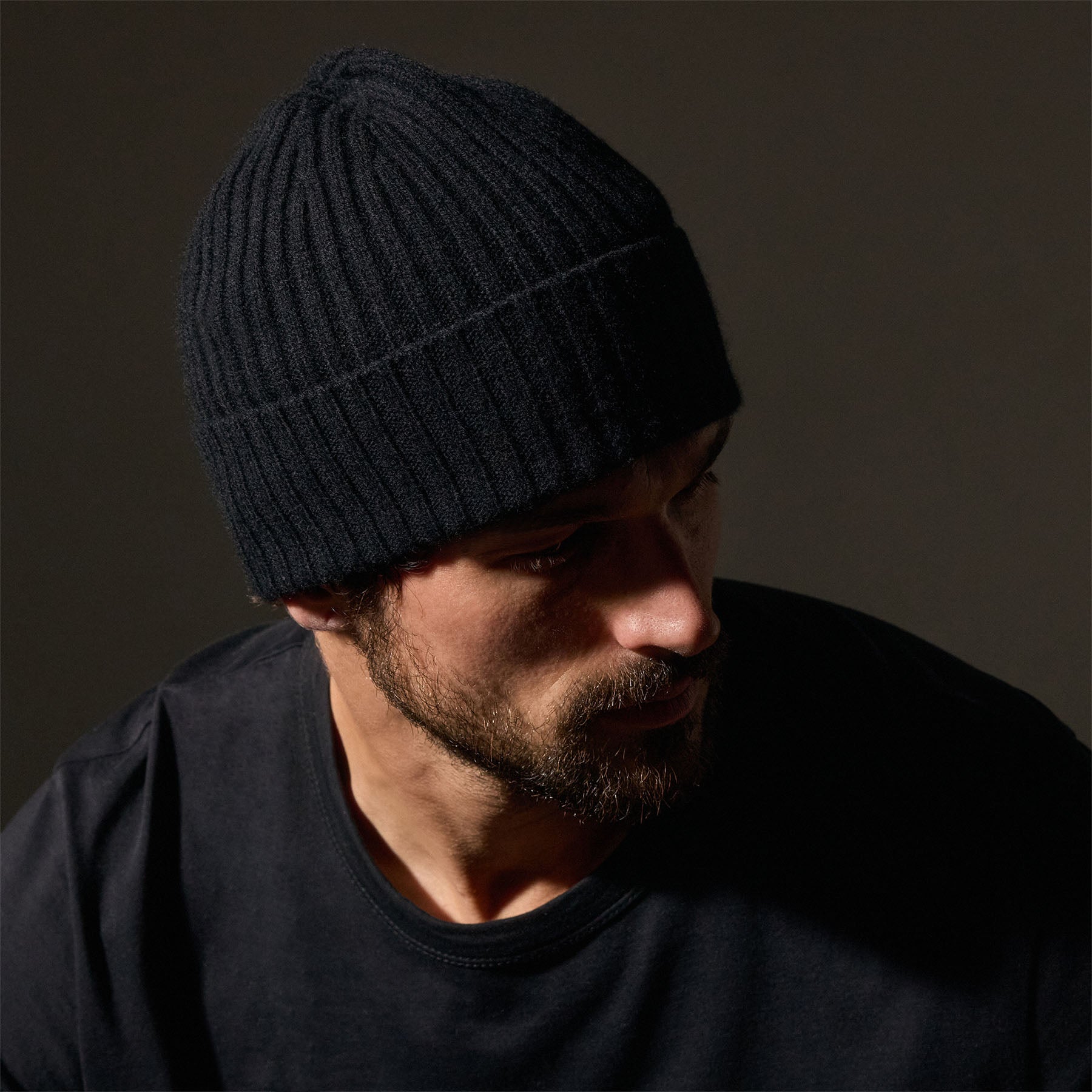 Eco-Friendly Recycled Cashmere Ribbed Beanie for Women & Men - Soft Winter Hat in Black - Perfect for Skiing, Hiking & Cold Weather Fashion