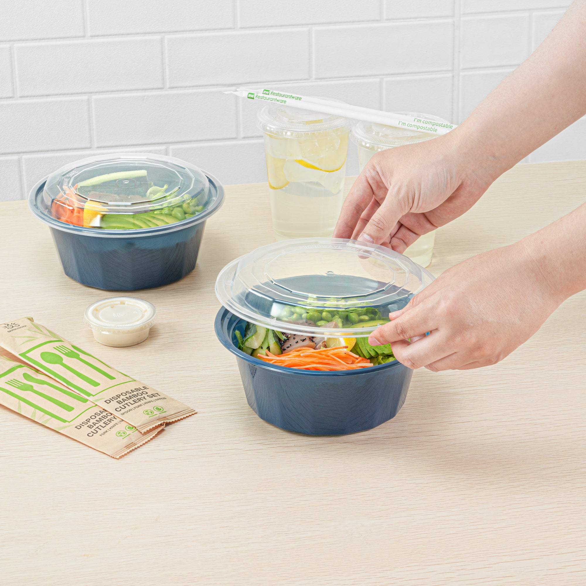 32 oz Round Midnight Blue Plastic Food Storage Containers with Clear Lids - Microwave Safe, BPA Free (100-Pack, 7.25