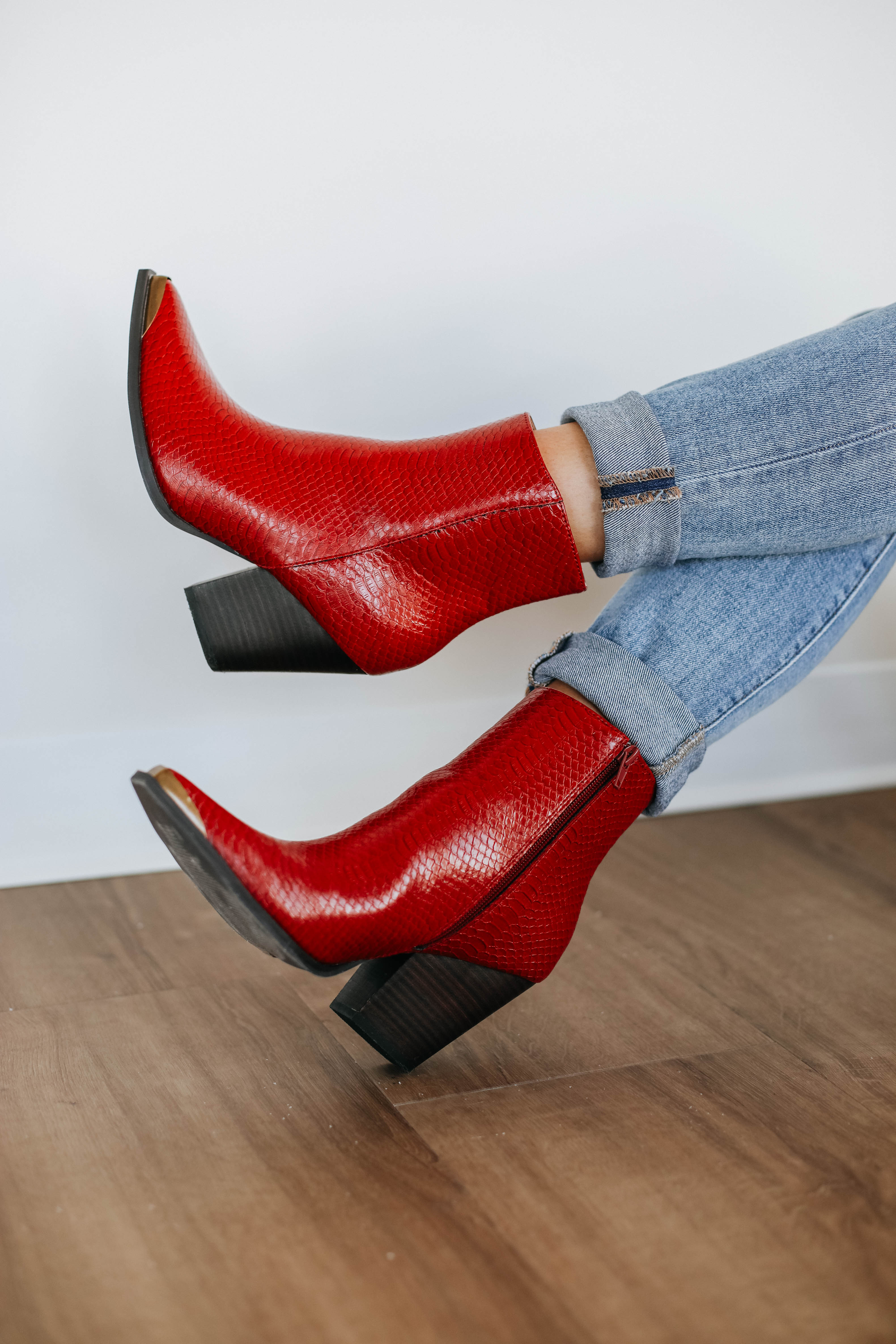 Captivating Women's Fashion Boots - Stylish & Comfortable for Fall/Winter Outfits, Parties & Everyday Wear