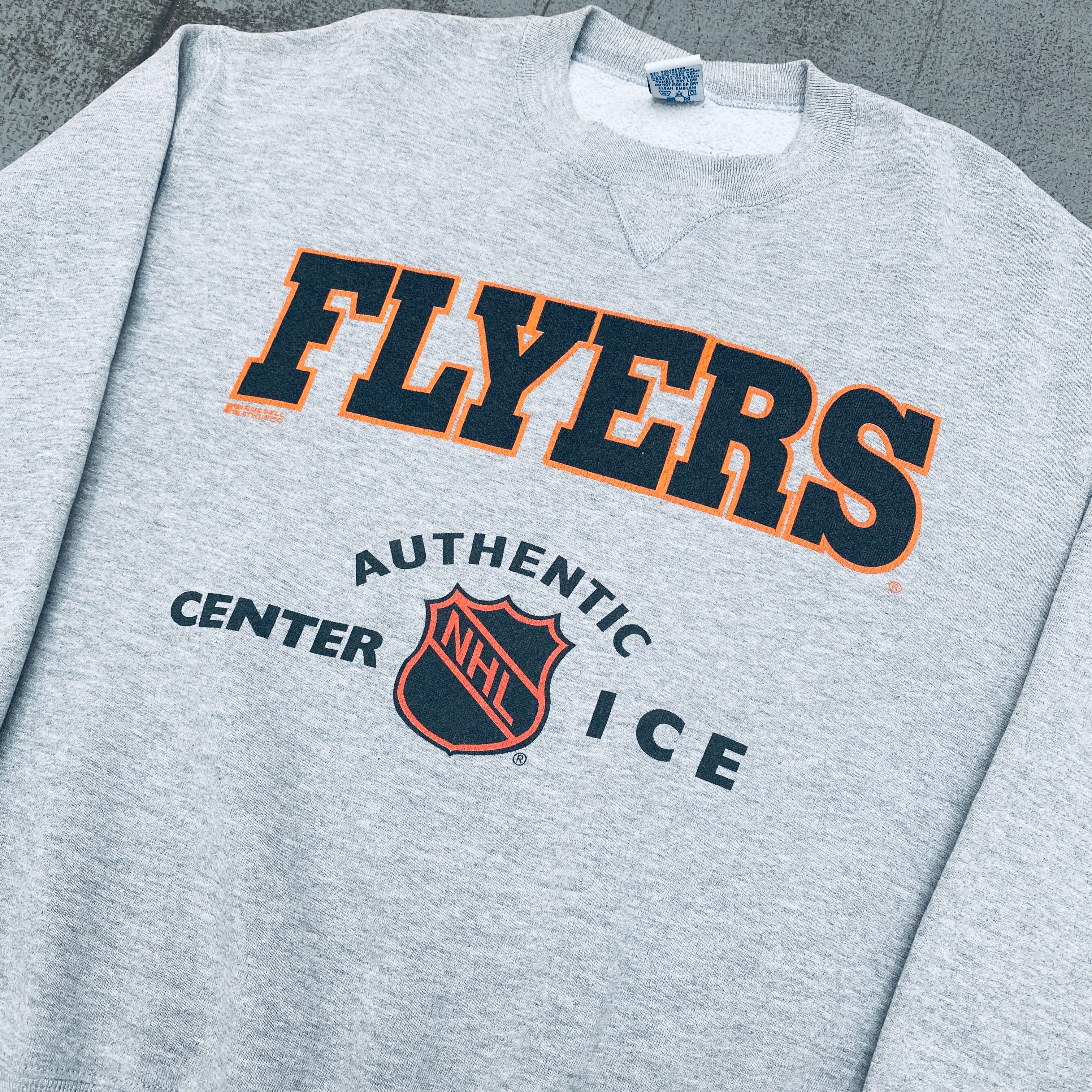 Philadelphia Flyers 1990s Vintage Russell Athletic Center Ice Graphic Spellout Sweatshirt (Medium) - Retro NHL Hockey Fan Gear for Game Day & Casual Wear