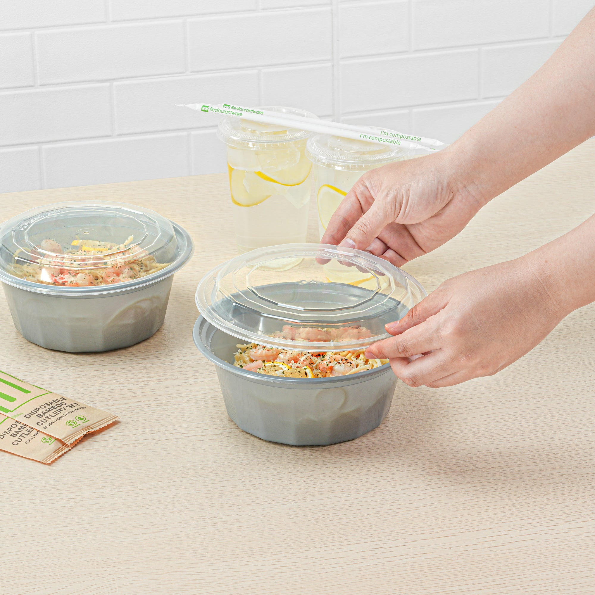 32 oz Round Silver Plastic Food Storage Containers with Clear Lids - Microwave Safe, Reusable To-Go Boxes (7.25