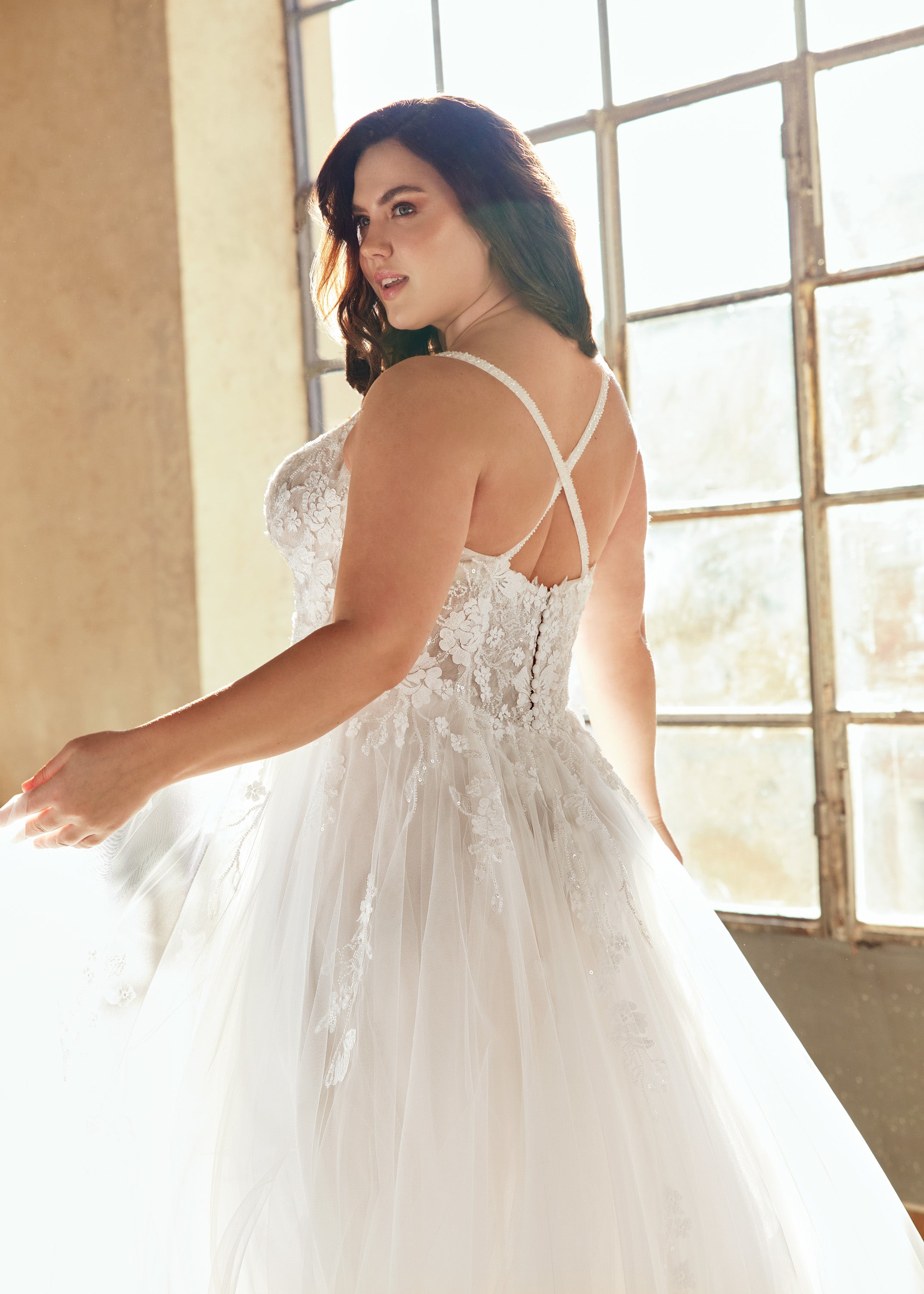Tiffany Modeca Curves - Elegant & Timeless Jewelry for Women | Perfect for Weddings, Anniversaries & Special Occasions