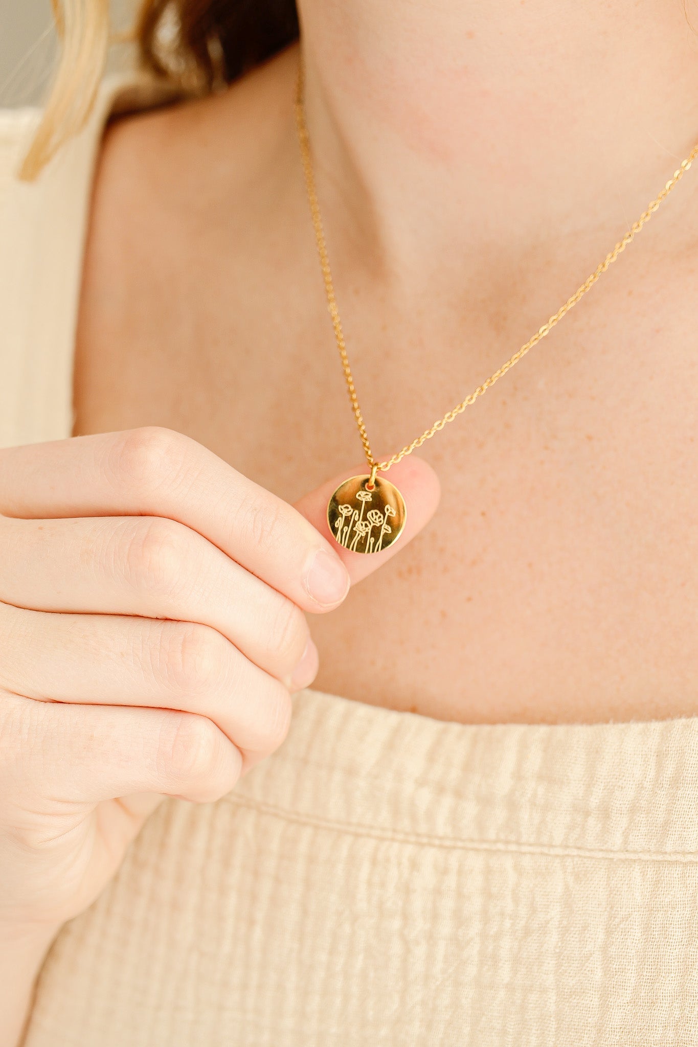 Gold Birth Flower Necklace - Personalized Floral Jewelry Gift for Women - Perfect for Birthdays, Anniversaries & Mother's Day