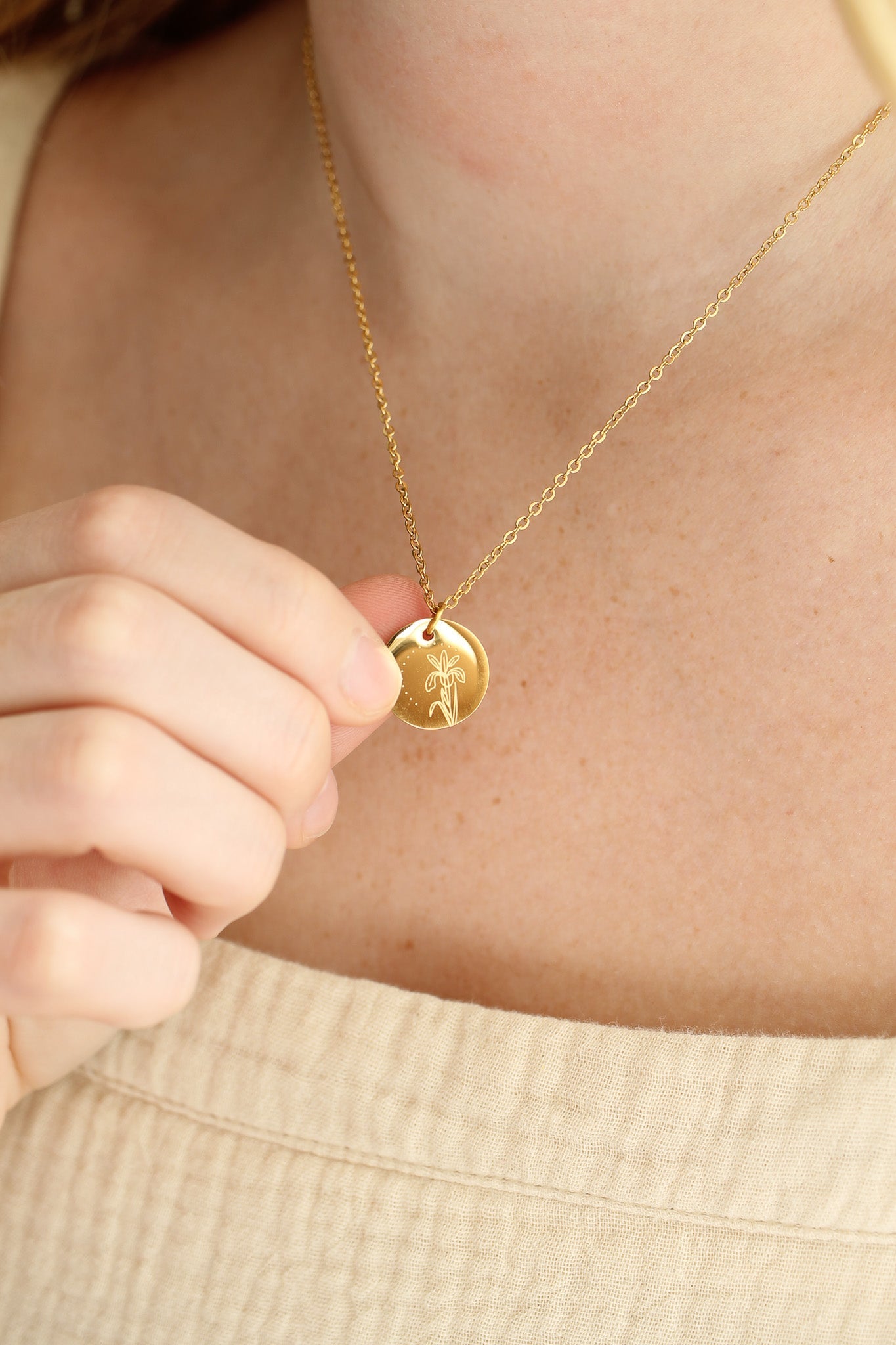 Gold Birth Flower Necklace - Personalized Floral Jewelry Gift for Women - Perfect for Birthdays, Anniversaries & Mother's Day