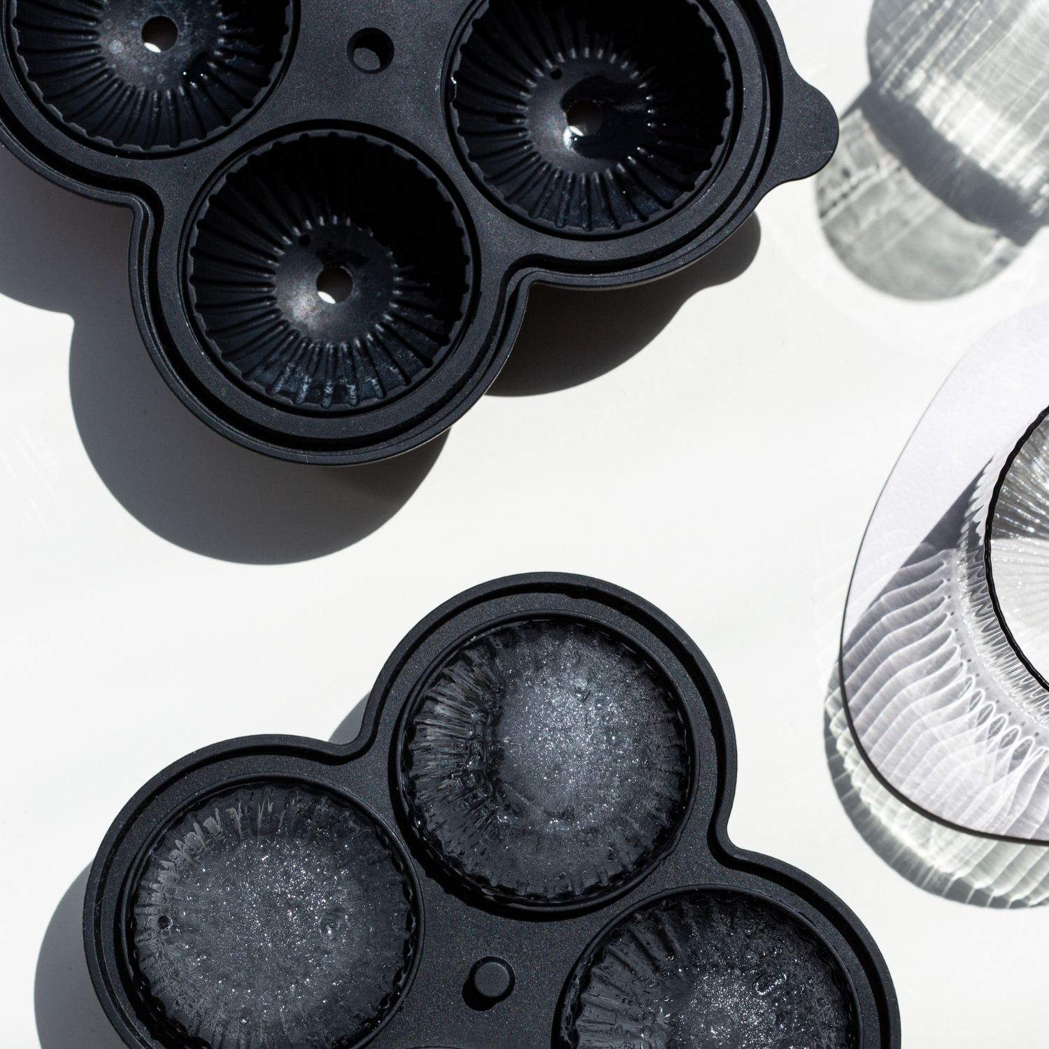 DESIGNSTUFF Sphere Ice Cube Tray - Premium Silicone Mold for Perfect Round Ice Balls - Ideal for Cocktails, Whiskey, and Chilled Beverages - Black