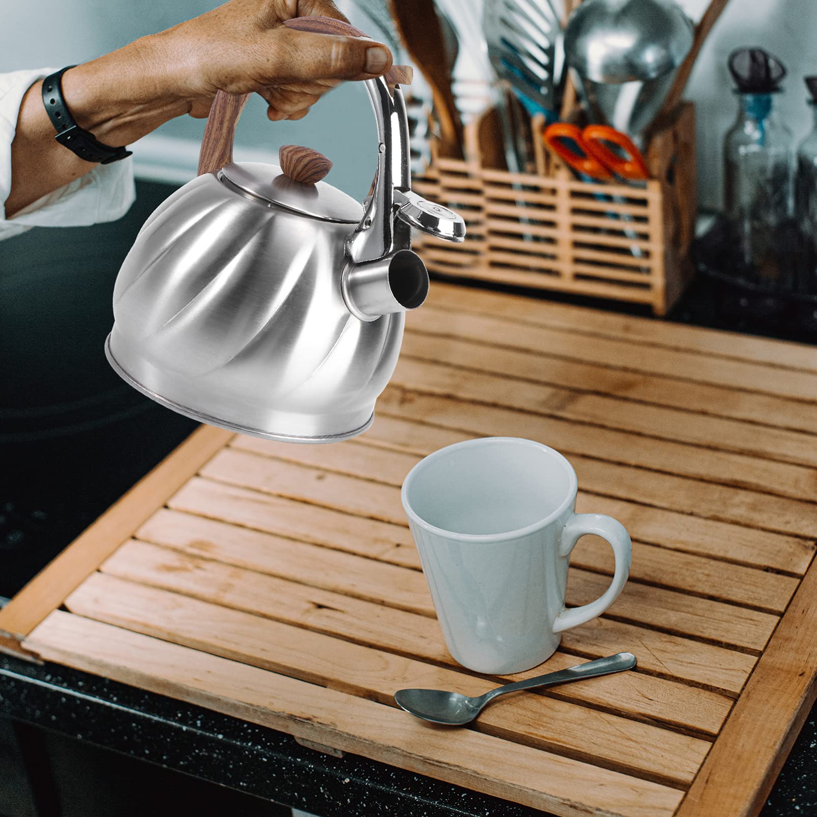 1pc Whistling Tea Kettle - Stainless Steel Stovetop Whistling Teapot with Loud Buzzing Alert, Practical Water Boiling Pot for Kitchen, Perfect for Making Tea, Coffee or Hot Water for Camping & Home Use
