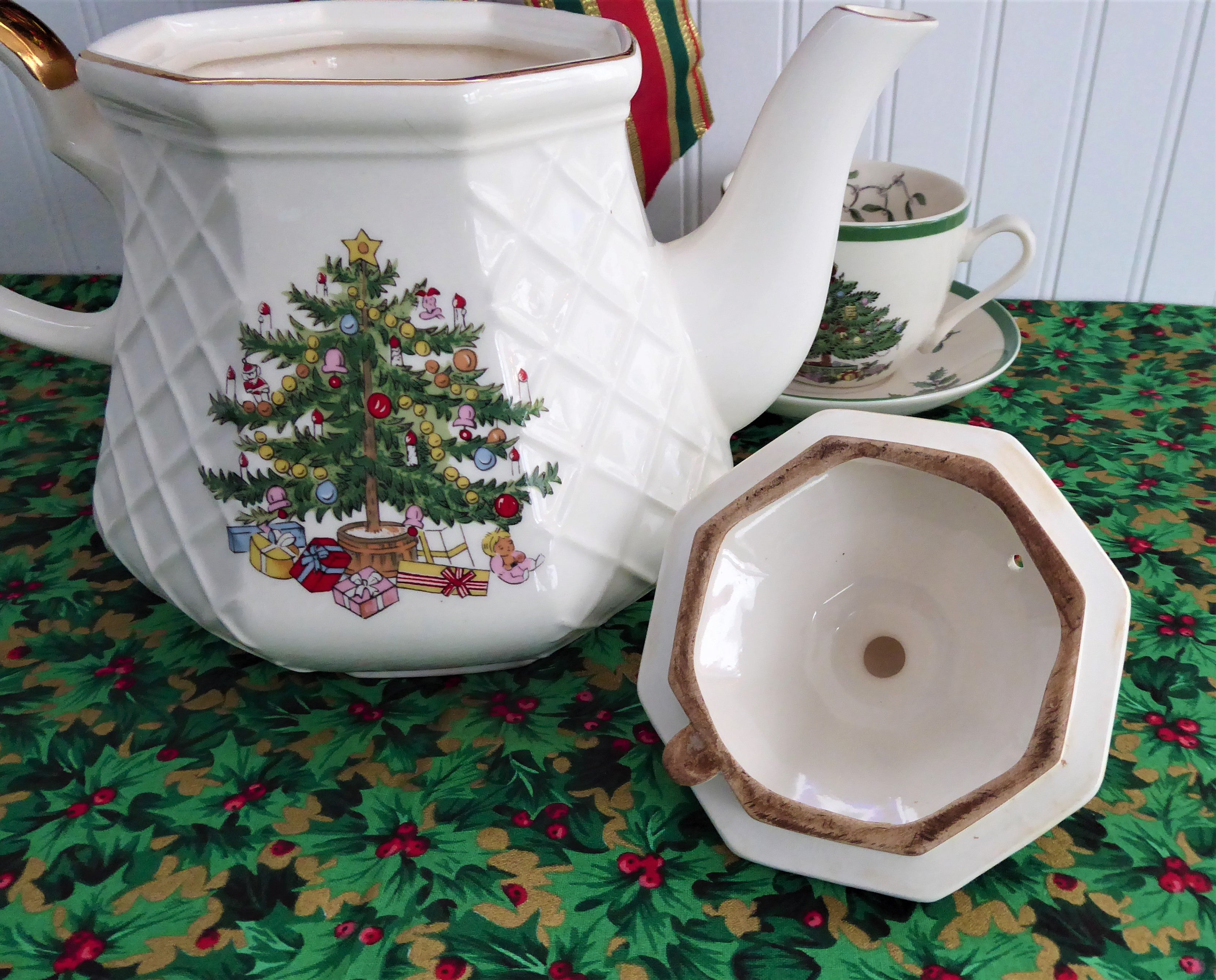 Vintage 1970s Christmas Tree Teapot - Large Holiday Tea Pot for Festive Tea Parties & Cozy Winter Gatherings