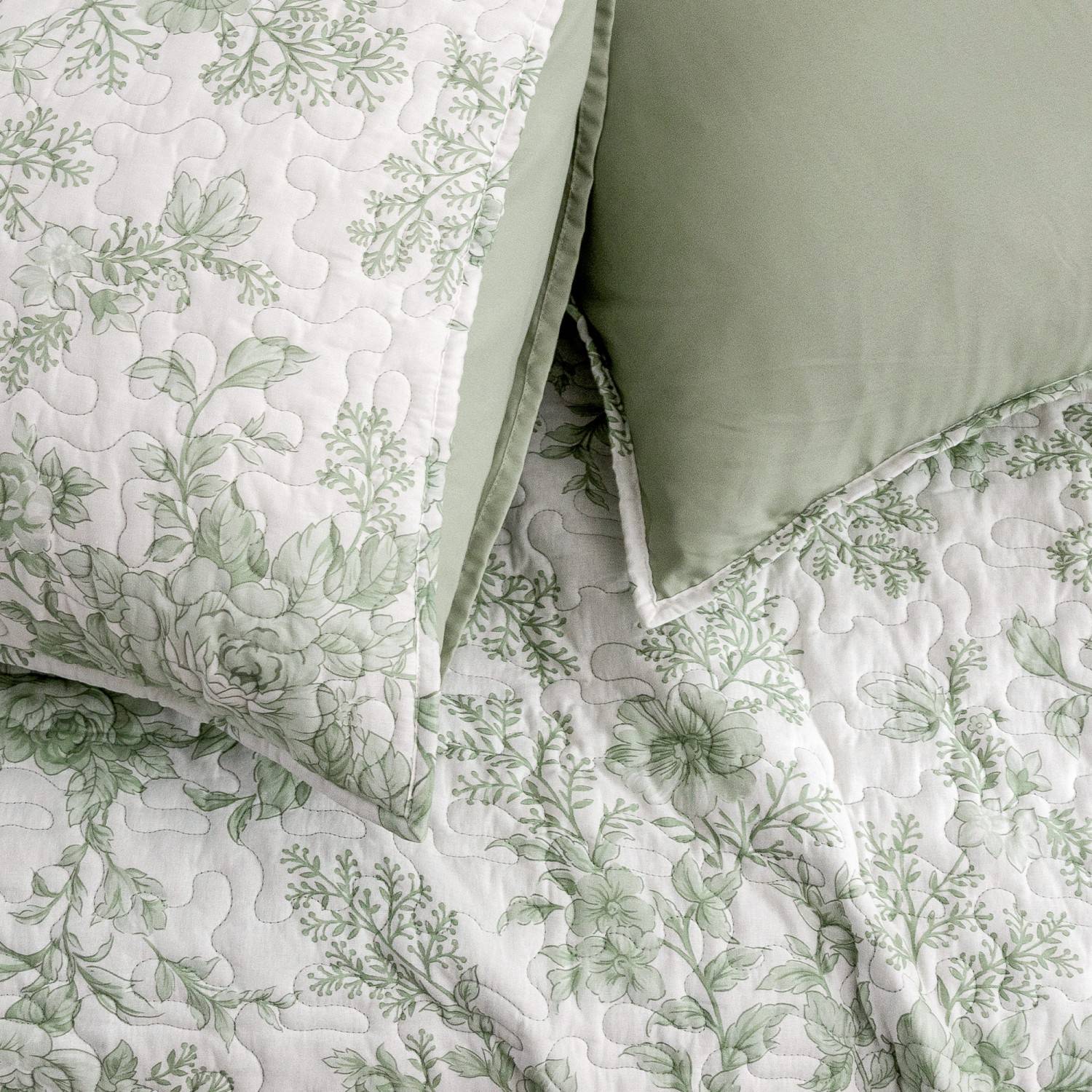 Reversible Floral Quilt Set King Size - 3 Piece All Season Bedding Set for Master Bedroom, Guest Room & Cozy Home Decor