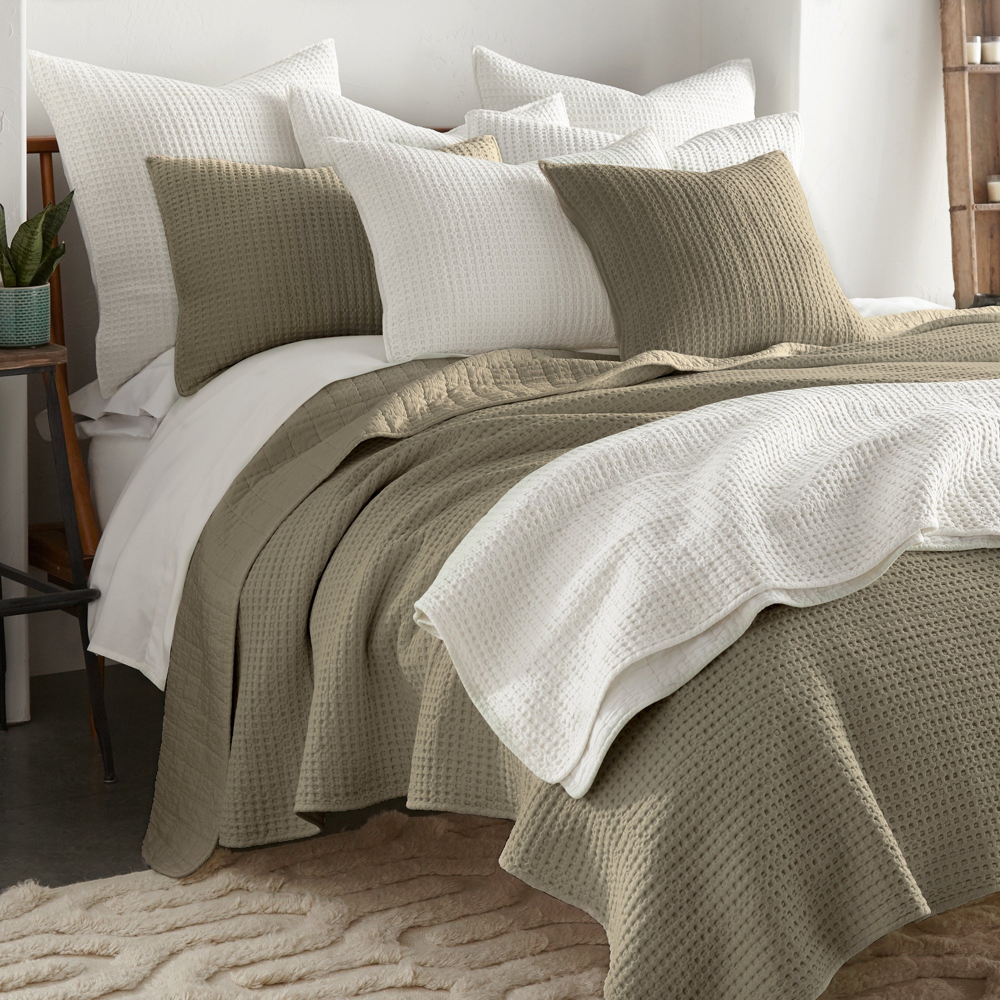 Luxury Mills Waffle Quilt Set - Ultra Soft Bedding Collection for Queen/King Size Beds - Perfect for Cozy Bedrooms, Guest Rooms & Hotel Stays