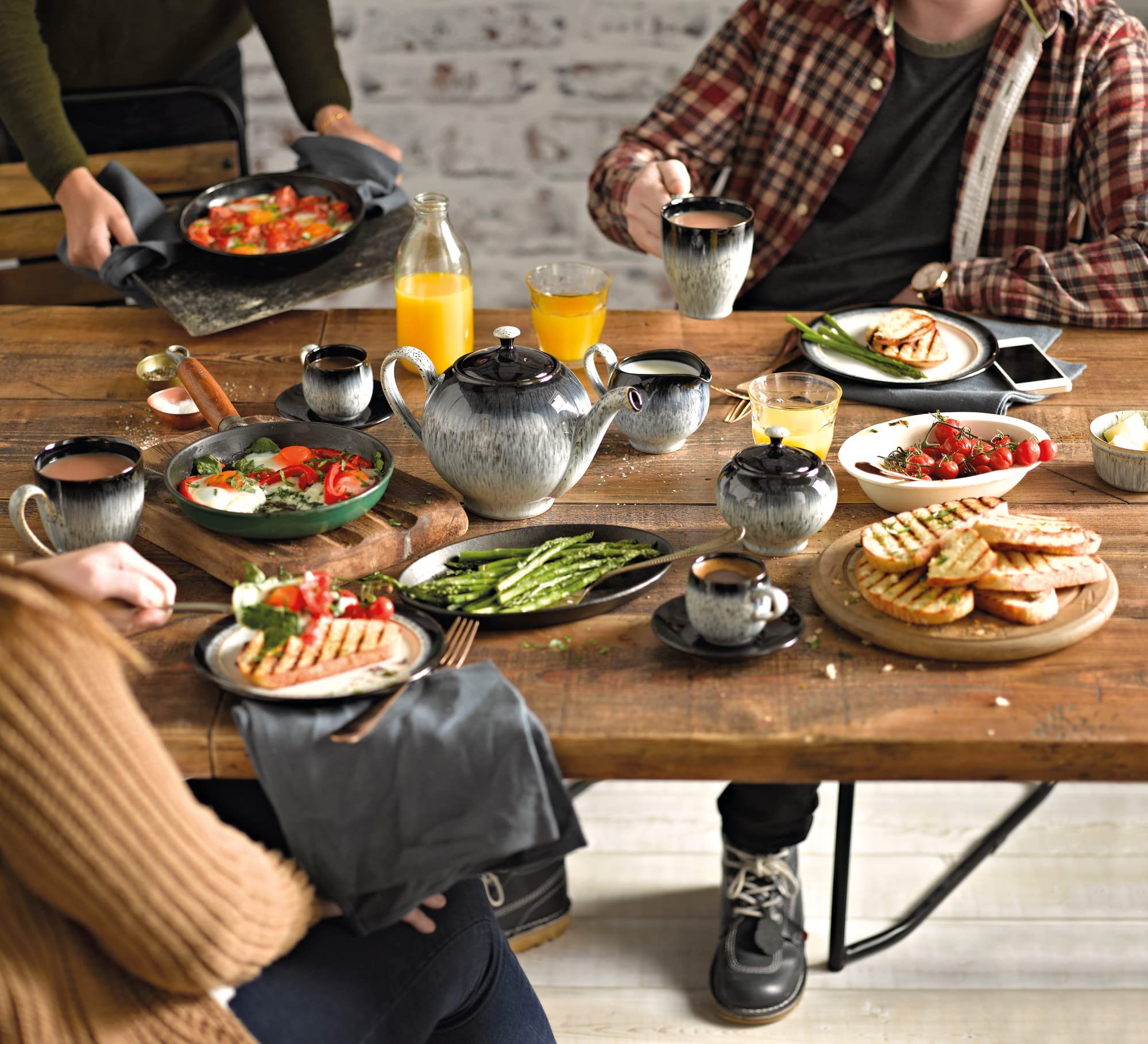 Denby Halo Medium Plates Set of 4 - 24.5cm Black, Grey & White Ceramic Stoneware - Dishwasher & Microwave Safe - Chip & Crack Resistant - Perfect for Everyday Dining, Dinner Parties & Restaurant Use