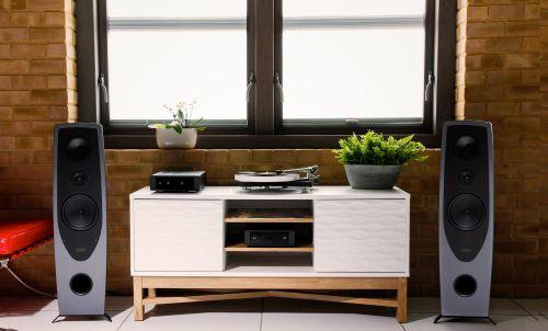 Rega Naia High-End Turntable - Audiophile Vinyl Record Player with Precision Tonearm & Low Noise Design - Perfect for Home Audio Systems & Vinyl Collections