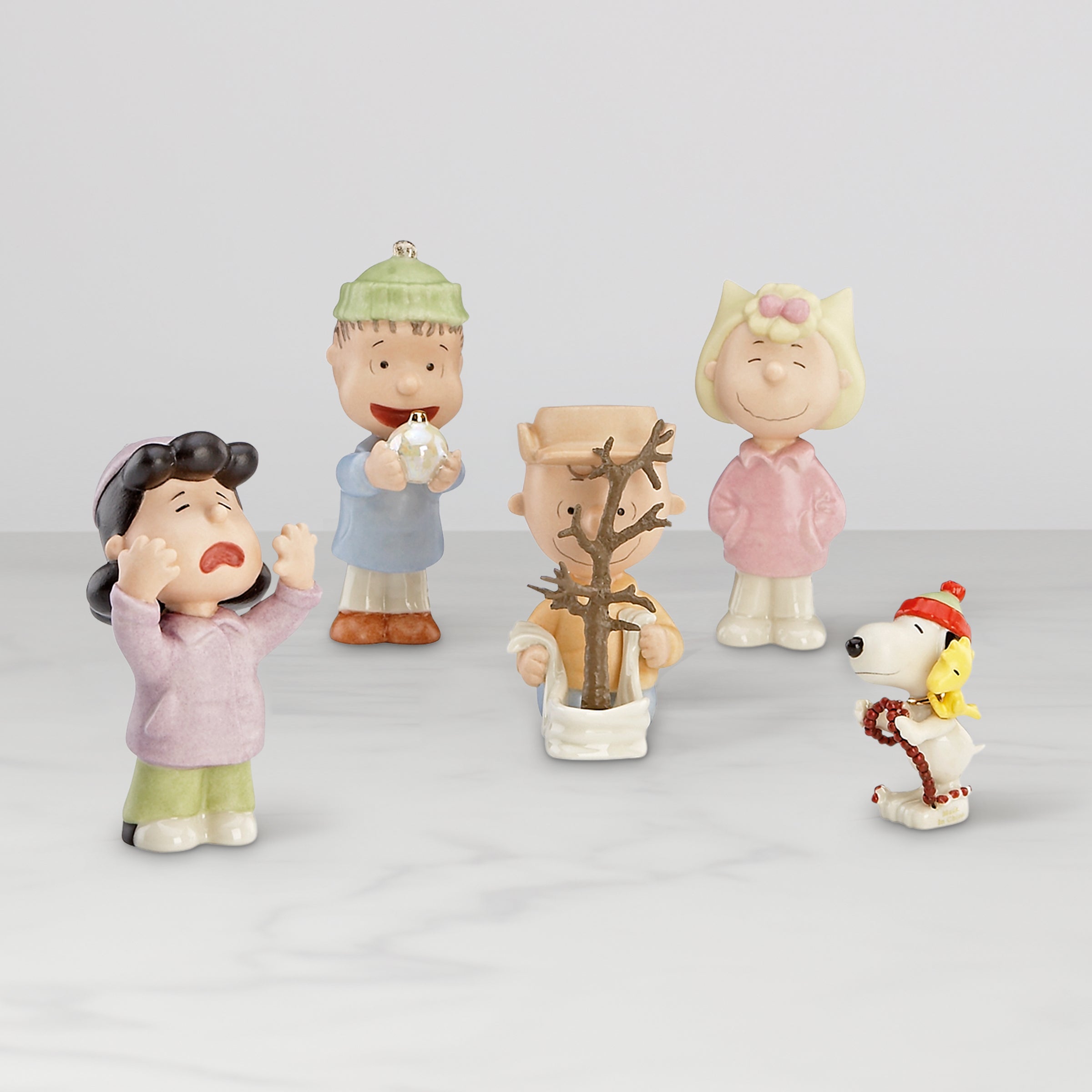 Charlie Brown Christmas Figurine Set - 5 Piece Peanuts Collectible Holiday Decor for Home, Office & Gift Giving