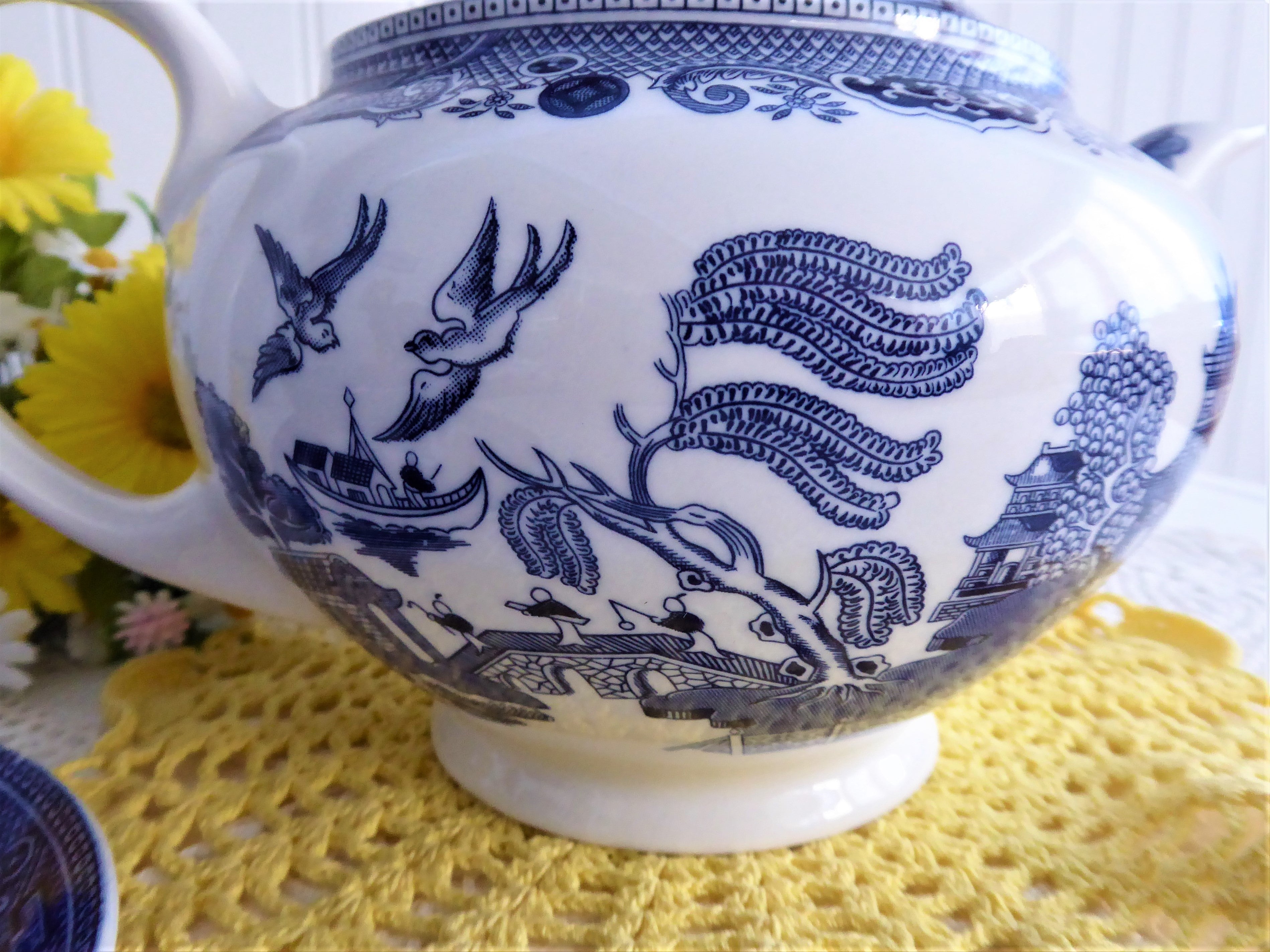 Johnson Brothers Blue Willow Teapot - Large 12 Cup Blue and White Porcelain Teapot with Classic Willow Pattern, Perfect for Afternoon Tea, Gifts, and Vintage Collection