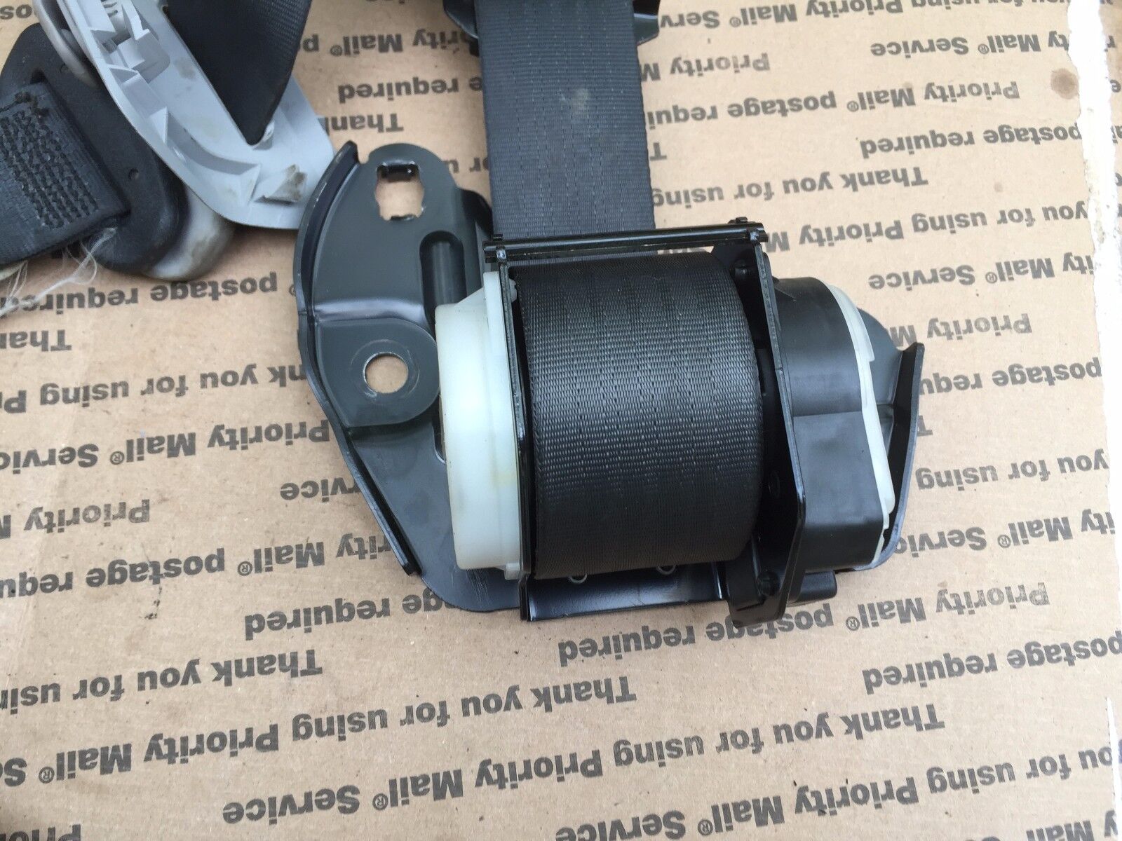 04 05 06 Saab 9-2X OEM Rear Center Seat Belt Retractor 90502A052 - Replacement Part for Saab 9-2X Models | Perfect for Car Safety Repairs & Restoration Projects