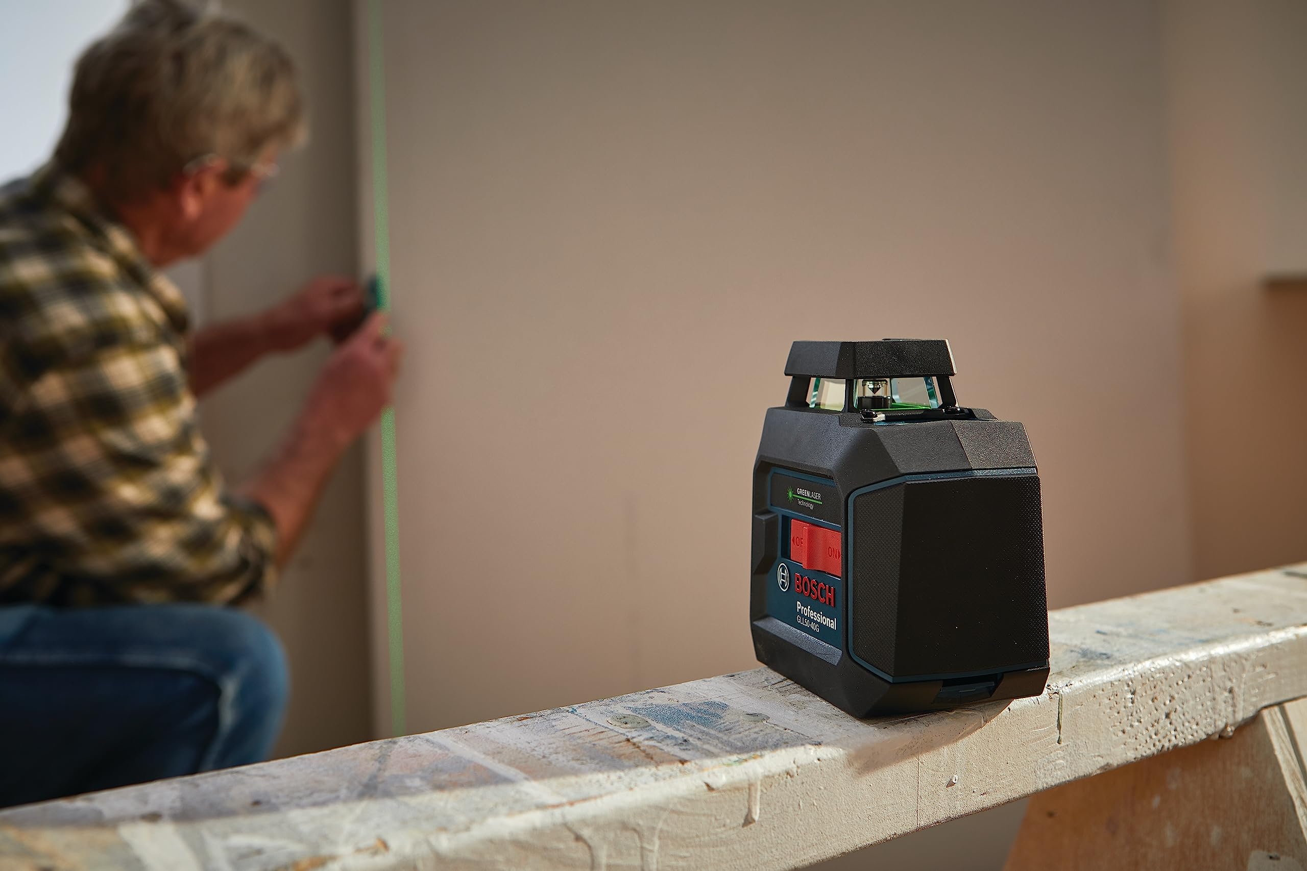 BOSCH GLL50-40G Green-Beam Self-Leveling 360 Degree Cross-Line Laser Level with 4 AA Batteries, L-Bracket, Ceiling Clip & Hard Case - Perfect for Construction, Renovation, and DIY Home Projects