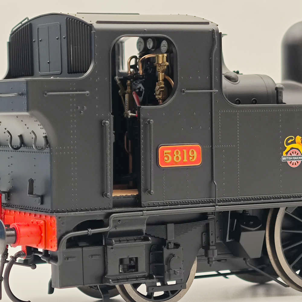 Dapol 7S 006 052 O Gauge 58xx Class BR Early Crest Black 5819 21DCC Locomotive - Model Train for Collectors & Railway Enthusiasts - Perfect for Display & Layout Scenes
