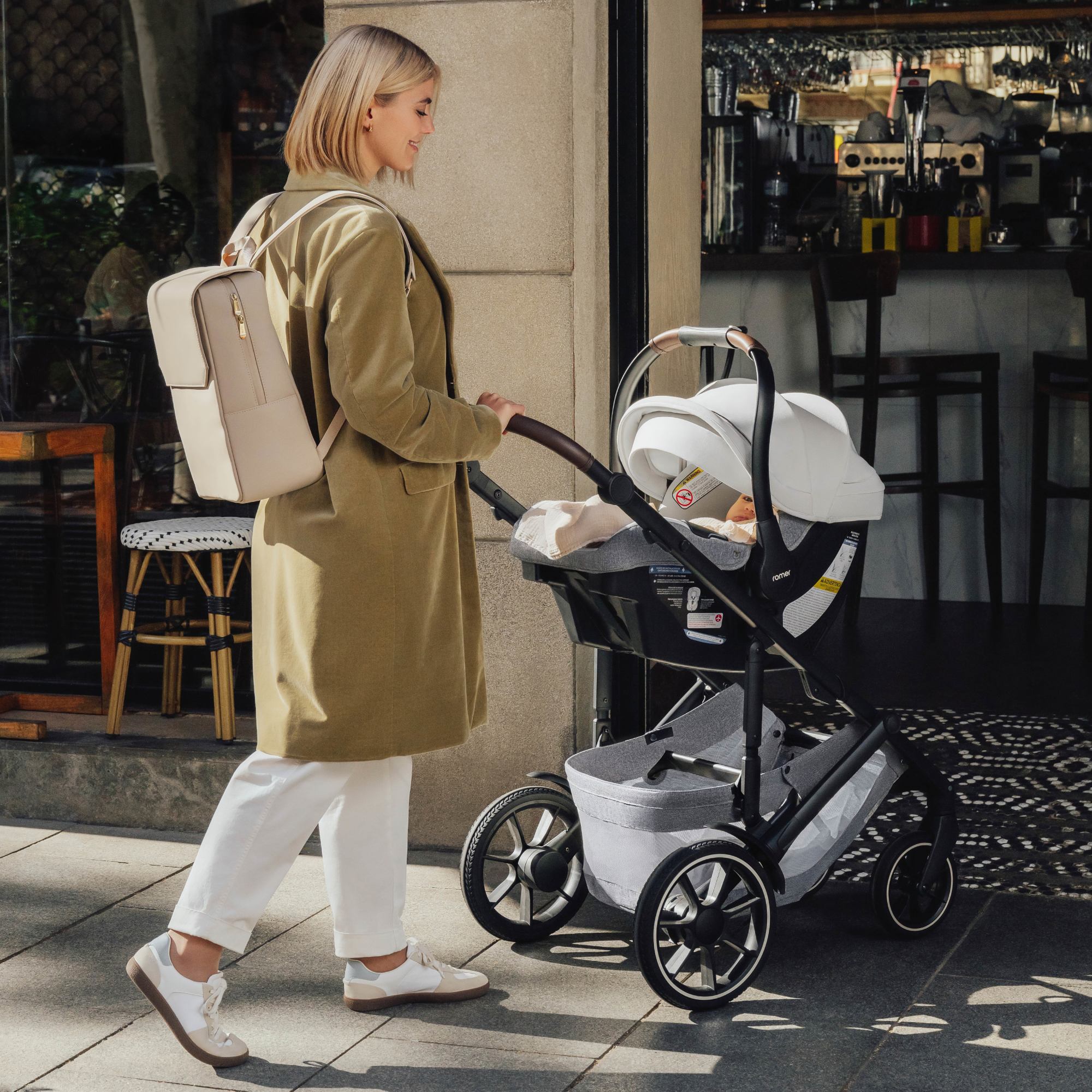 Romer Juni Infant Car Seat with Versa Base - Safe & Lightweight Baby Car Seat for Newborns to 35 lbs - Easy Installation for Cars, Travel & Daily Commute