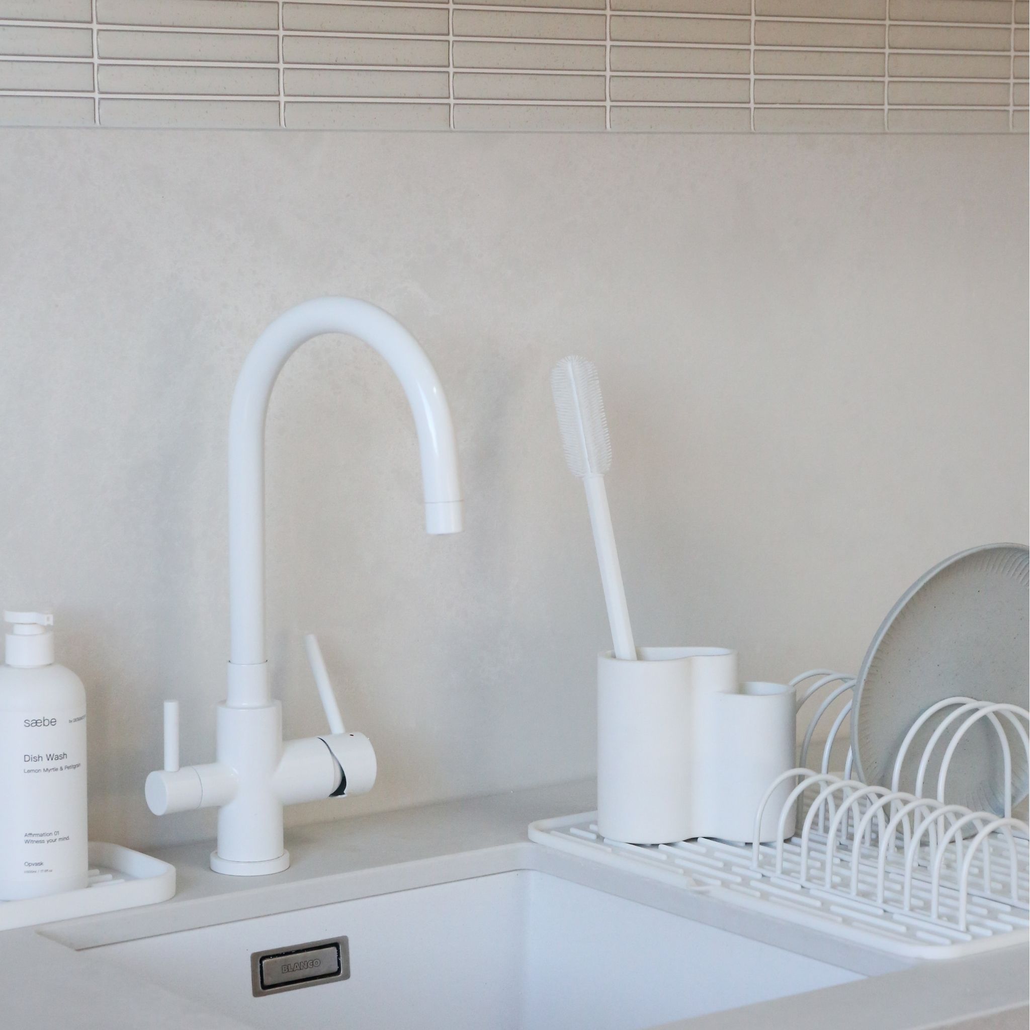 DESIGNSTUFF Premium Bottle Brush - White - Long Handle Cleaning Brush for Baby Bottles, Water Bottles, Mason Jars & Hard-to-Reach Containers - Durable & Hygienic Kitchen Cleaning Tool
