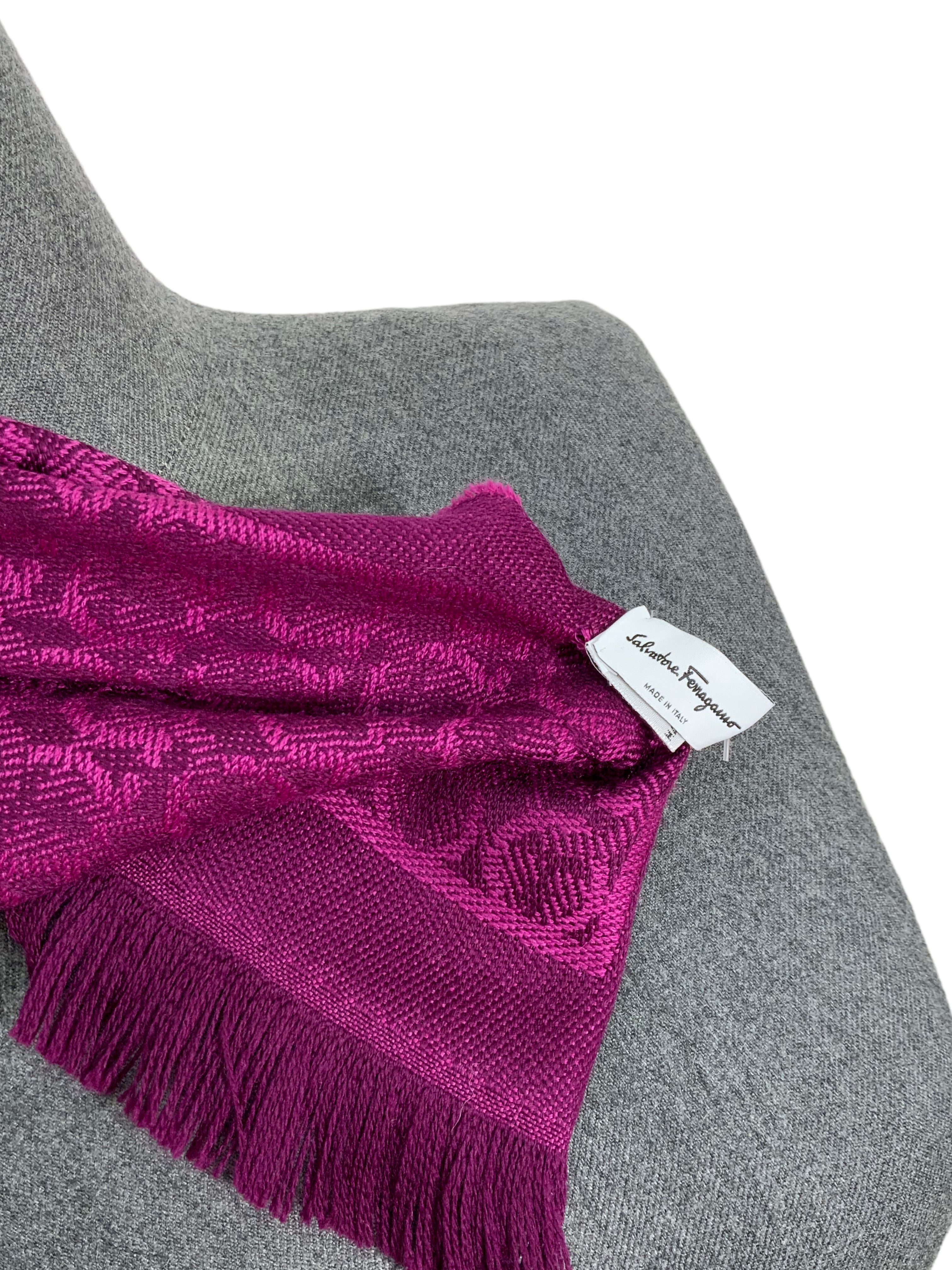 Salvatore Ferragamo Gancini Horsebit Wool Scarf for Women & Men - Luxury Cashmere Blend Winter Wrap - Perfect for Cold Weather & Fashion Accessories