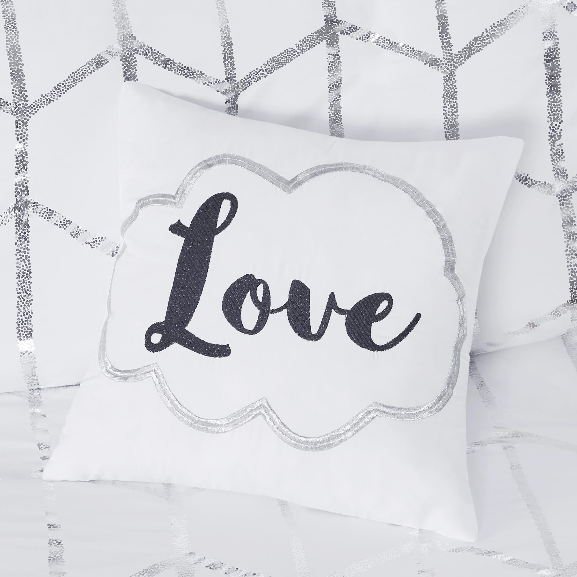 Intelligent Design Raina Twin/Twin XL Comforter Set - Soft Microfiber Geometric Bedding with Metallic Accents, 4-Piece College Dorm Essentials (Comforter, Sham & 2 Decorative Pillows) in White | Perfect for Teen Rooms, Guest Bedrooms & Modern Apartments