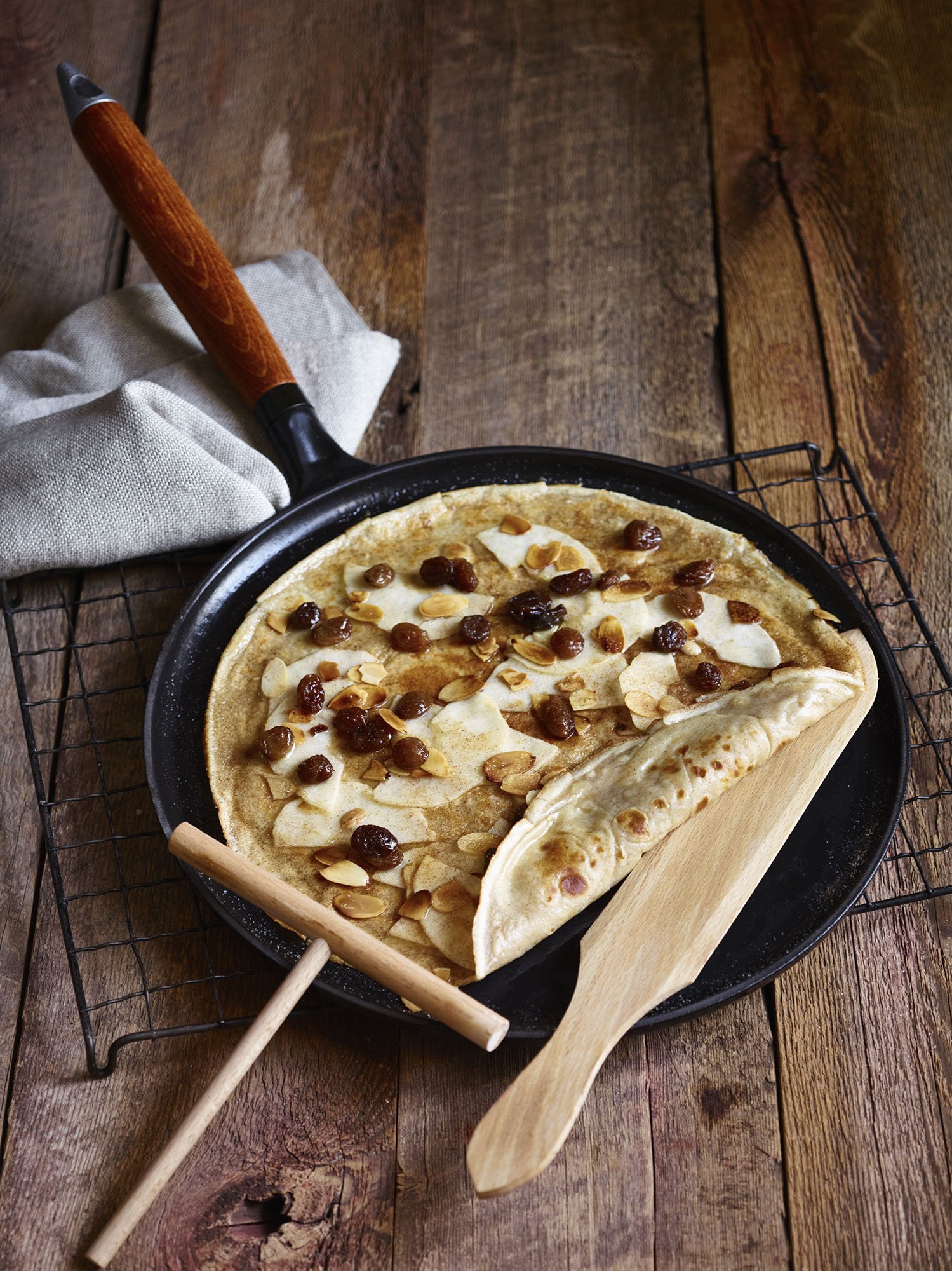 Staub 11-Inch Cast Iron Crepe Pan with Spreader & Spatula - Matte Black, Made in France | Non-Stick French Crepe Maker for Breakfast, Brunch & Dessert | Perfect for Home Cooking & Professional Kitchens