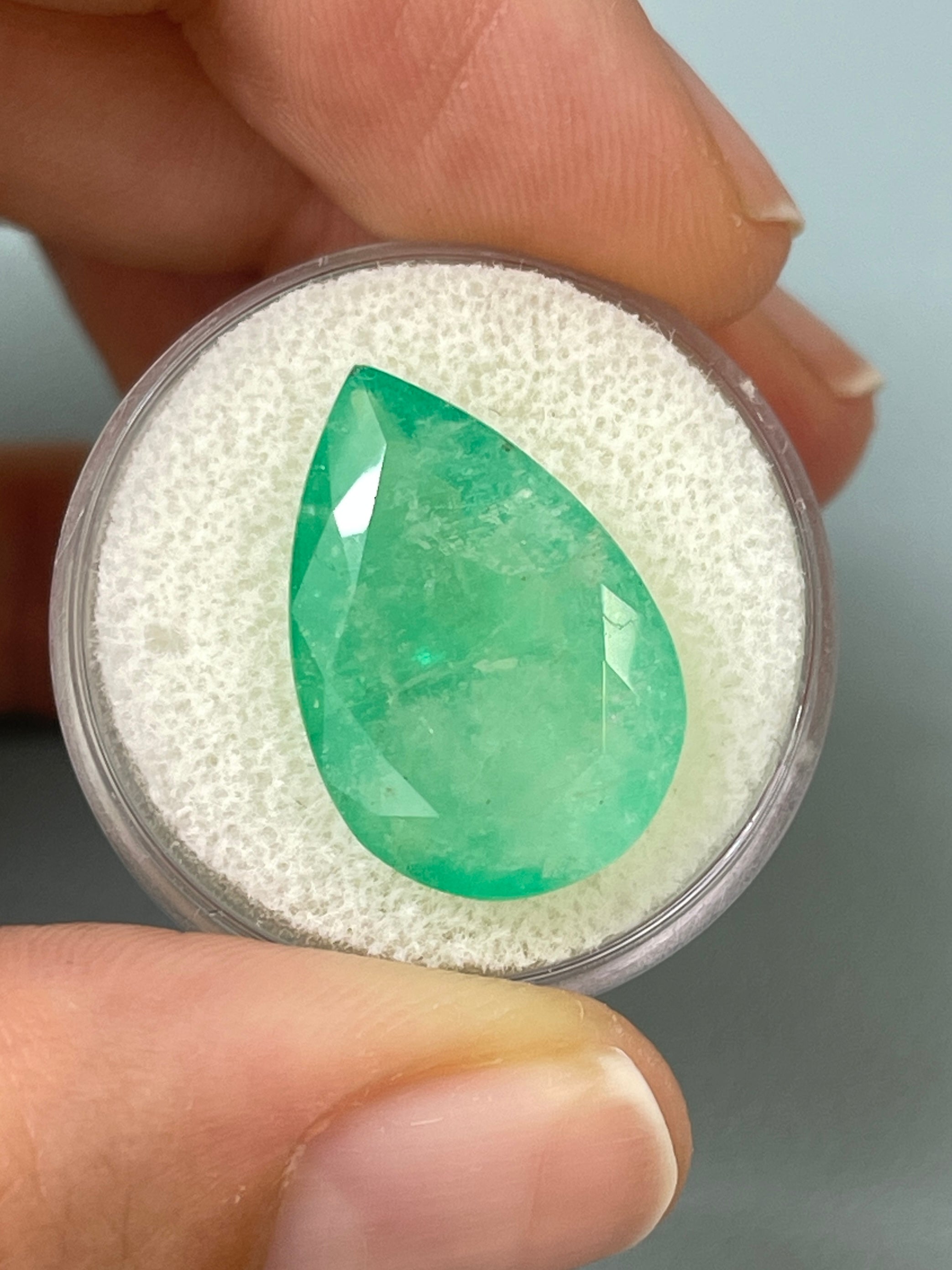 14.77 Carat Natural Colombian Emerald Pear Cut Loose Gemstone - Earthy Green 21x14mm for Jewelry Making, Engagement Rings & Luxury Gifts