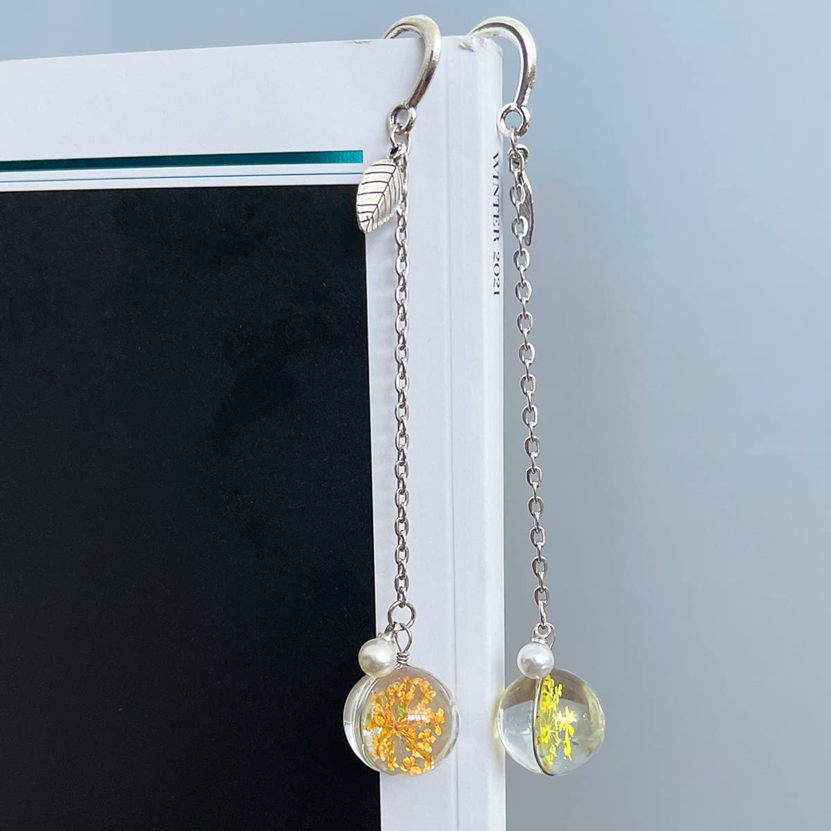 Allydrew Elegant Metal Leaf Bookmark with Charm - Perfect Gift for Book Lovers & Readers (Set of 2, Yellow & Peach) - Ideal for Novels, Journals & Bible Reading