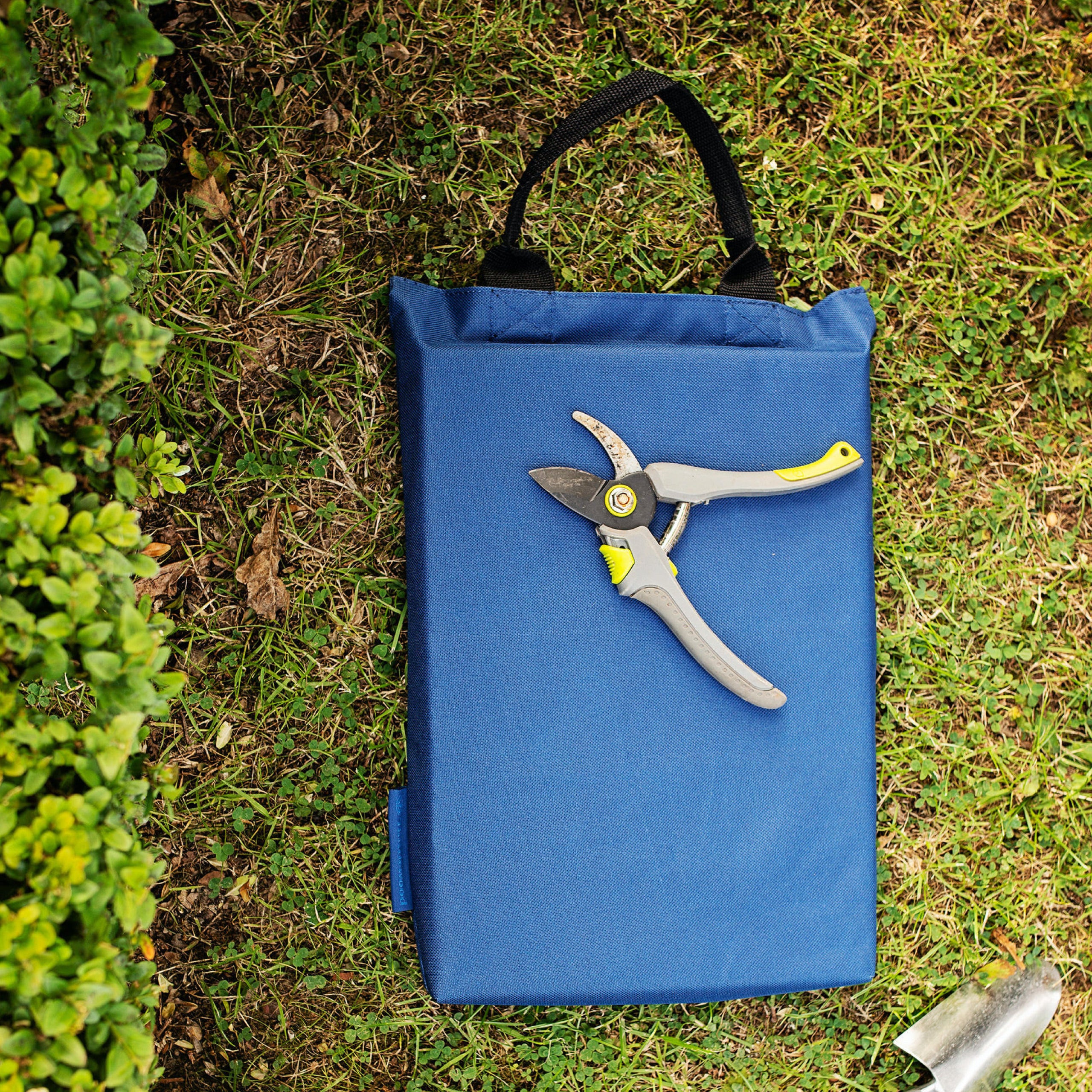 Thistlewood Traditional Padded Waterproof Garden Kneeler - Comfortable Knee Pad for Gardening, Weeding & Outdoor Work - Perfect for Lawn Care, Planting & Yard Maintenance