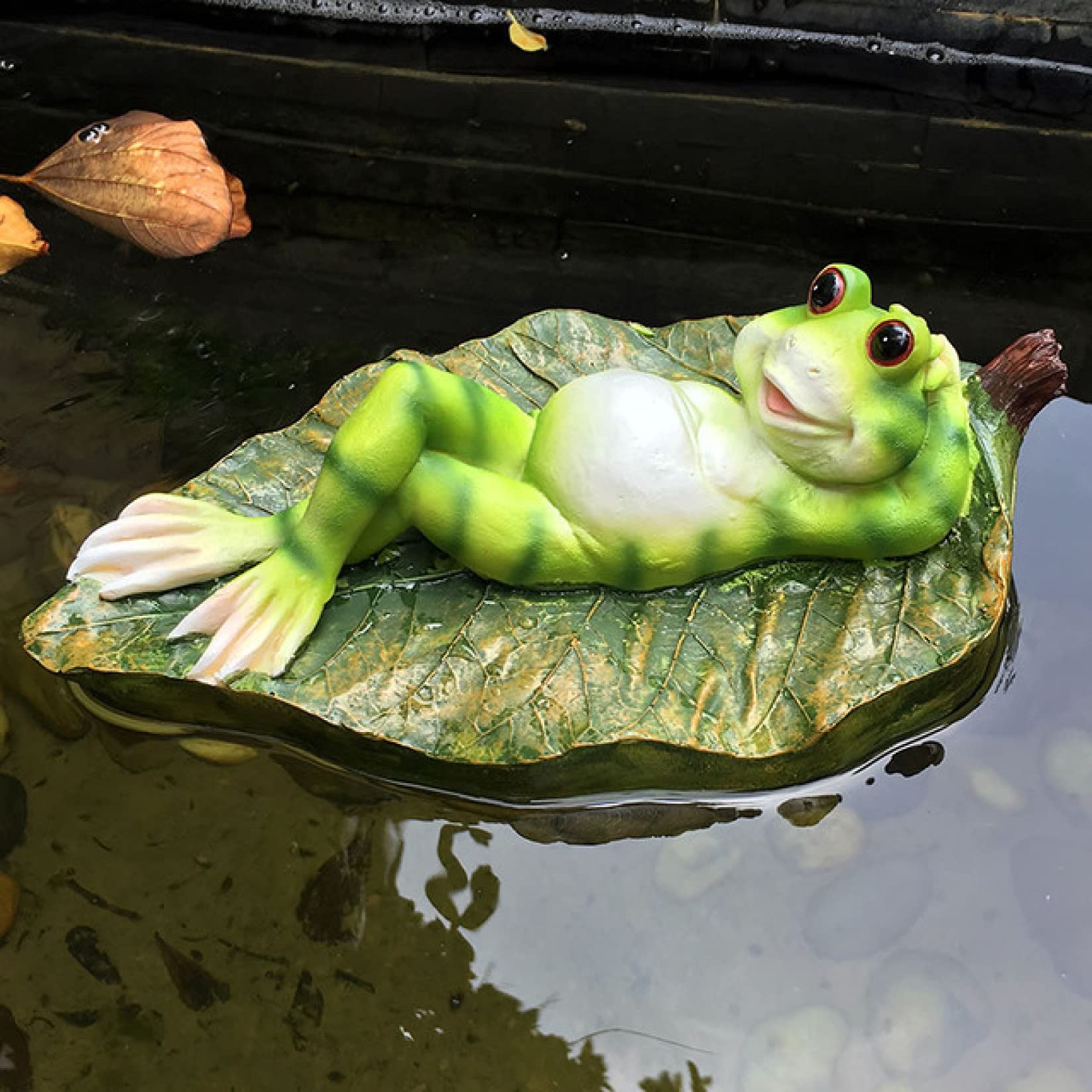 KKONION Cute Resin Floating Frog Statue - Outdoor Garden Pond Decor, Creative Animal Sculpture for Home Desk & Yard - Funny Gift Idea for Frog Lovers (Perfect for Garden Water Features, Patio Decor & Birthday Presents)