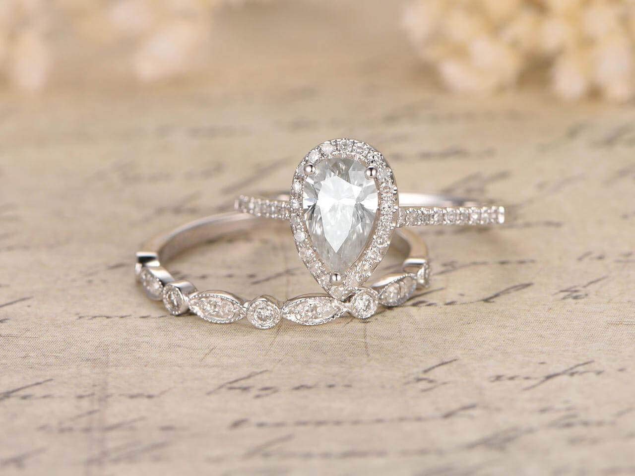1.50 Carat Pear Cut Moissanite & Diamond Wedding Ring Set in 18k Gold Plating - Elegant Bridal Jewelry for Engagement, Proposal & Anniversary Gifts