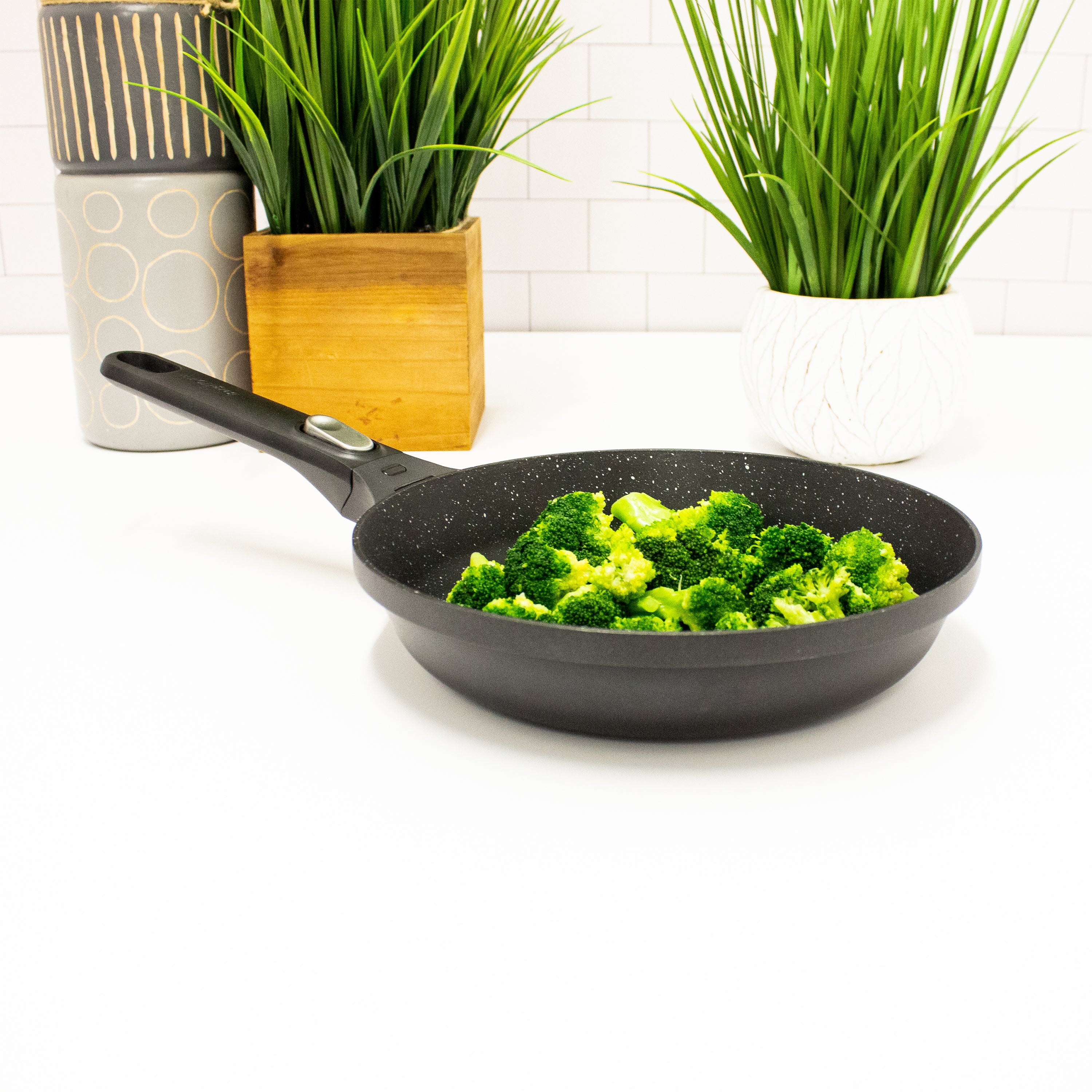 BergHOFF GEM 4-Piece Nonstick Cast Aluminum Cookware Set - Frying Pan, Grill Pan & Saute Pan with Glass Lids | Professional Kitchen Cookware for Searing, Grilling & Sauteing | Perfect for Home Chefs & Restaurant Use