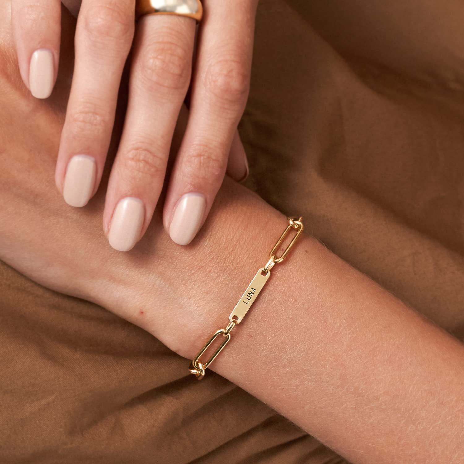 OAK & LUNA Personalized Ivy Name Paperclip Chain Bracelet - Custom Engraved Jewelry Gift for Women, Mom, Her - Mother's Day, Christmas, Birthday Present - Perfect for Everyday Wear, Date Nights & Special Occasions