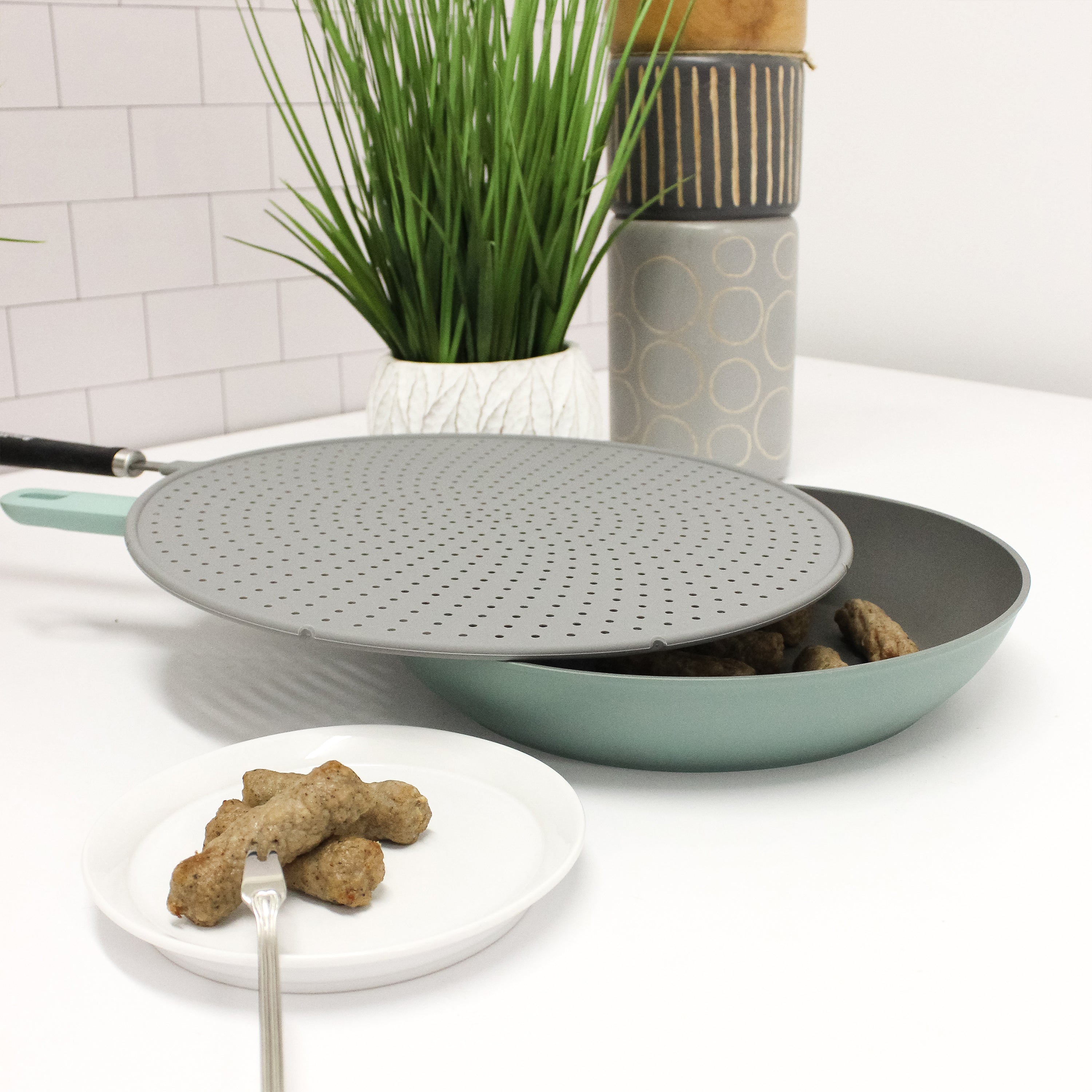BergHOFF Premium 13-Inch Silicone Splatter Guard - Heat-Resistant Stovetop Splatter Screen for Frying, Cooking & Sauteing - Perfect for Kitchen, Camping & Outdoor Grilling