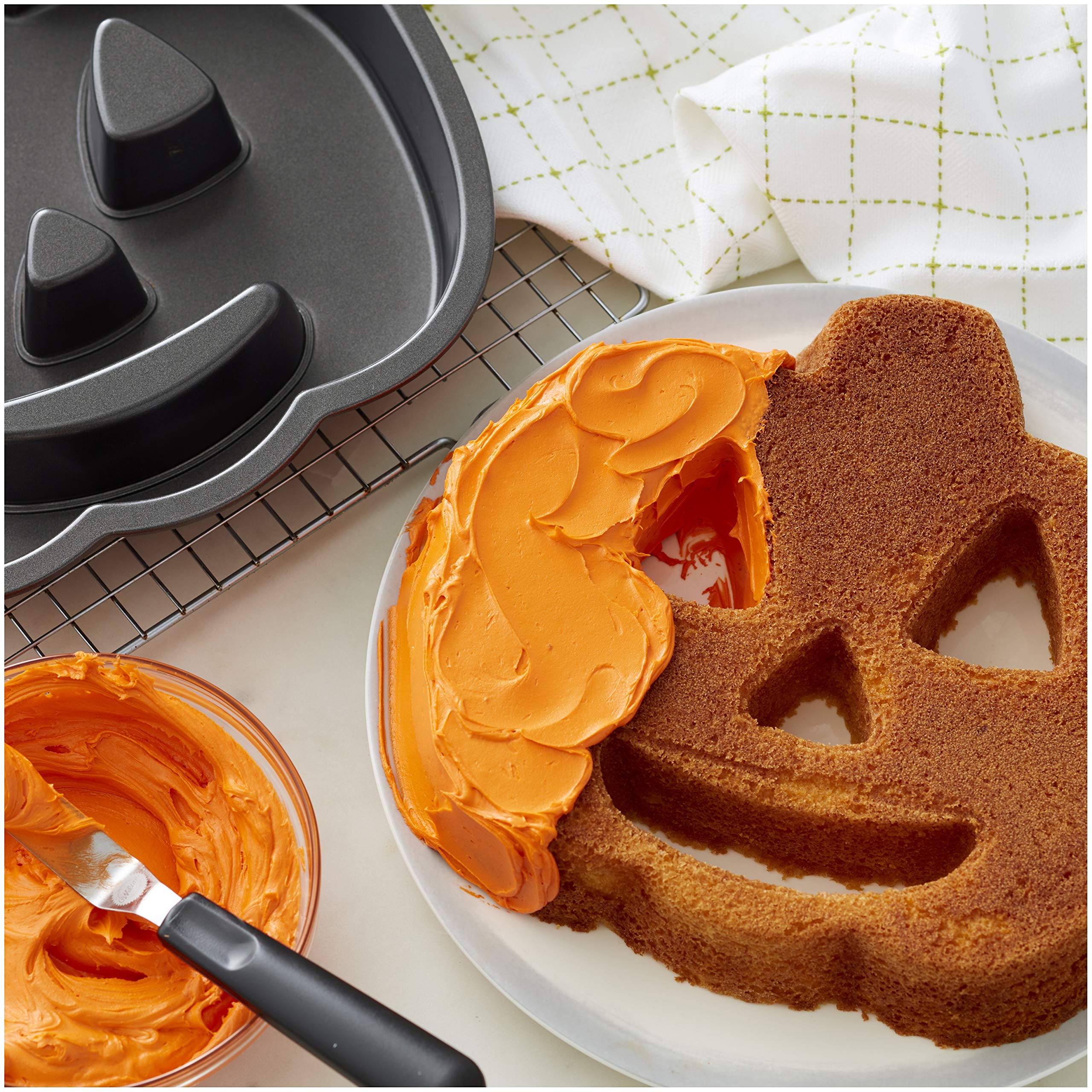 Wilton Halloween Jack-O-Lantern Fluted Cake Pan - Professional Baking Mold for Spooky Pumpkin Cakes, Cupcakes & Party Desserts - Perfect for Halloween, Fall Celebrations & Themed Parties