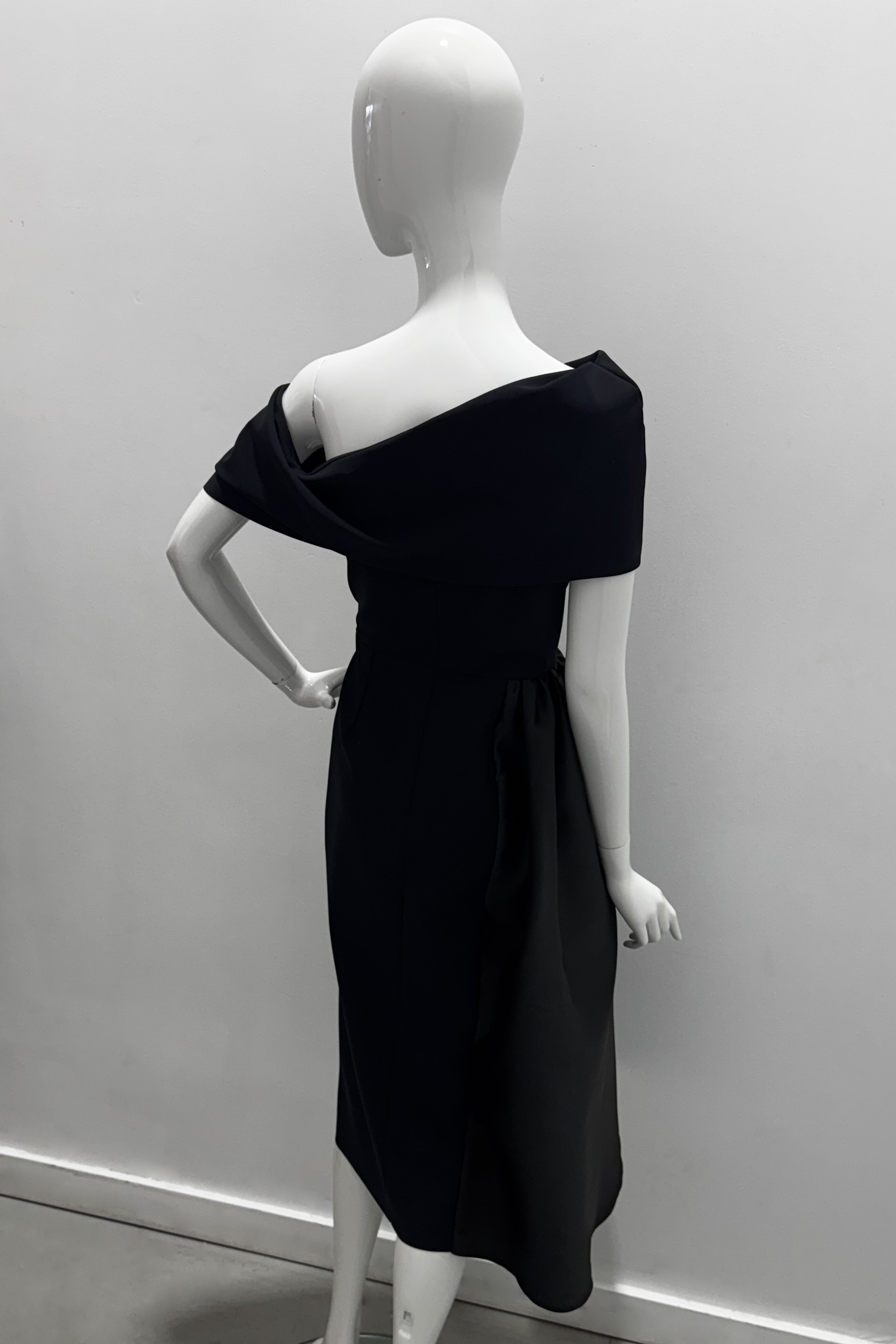 Greta Constantine Fontaine Shoulder Fitted Dress - Contrast Trim Elegant Evening Gown for Parties & Special Occasions