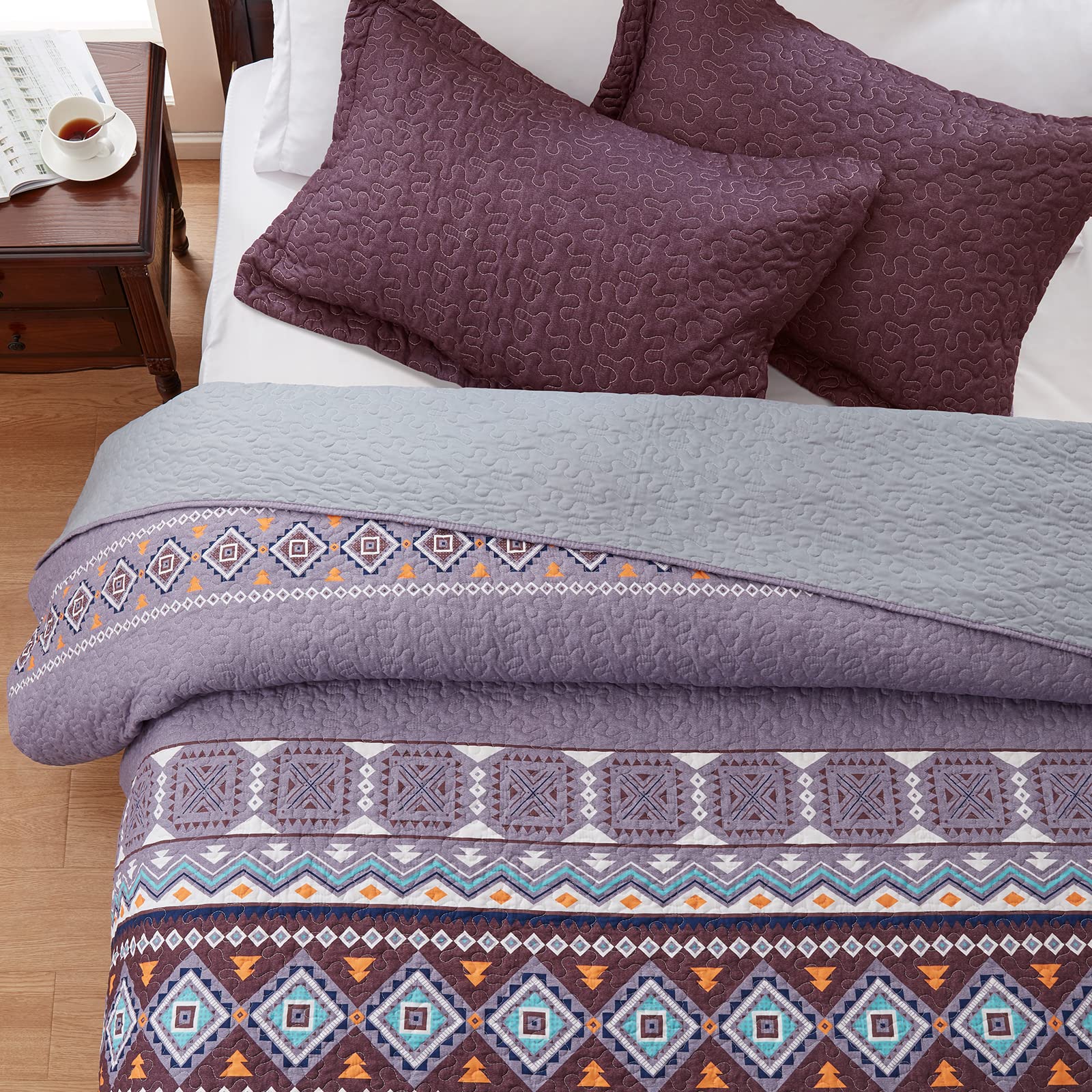 LEAONME Full/Queen Size 3-Piece Quilt Set - Lightweight Reversible Microfiber Bedspread Coverlet & 2 Pillow Shams - All Season Oversized 90x98 Inch Bohemian Purple Bedding | Perfect for Guest Rooms, Master Bedrooms & Bohemian Home Decor