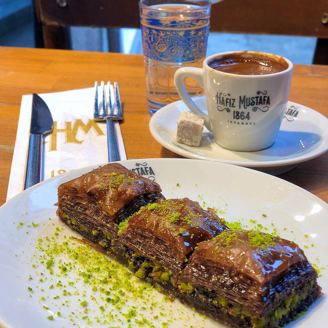 Premium Hafiz Mustafa 1864 Istanbul Baklava Pastry Gift Box - Authentic Turkish Baklava Dessert with Fresh Phyllo Dough, Pistachios, Hazelnuts & Walnuts - Perfect for Birthdays, Christmas Gifts, Dinner Parties & Holiday Celebrations