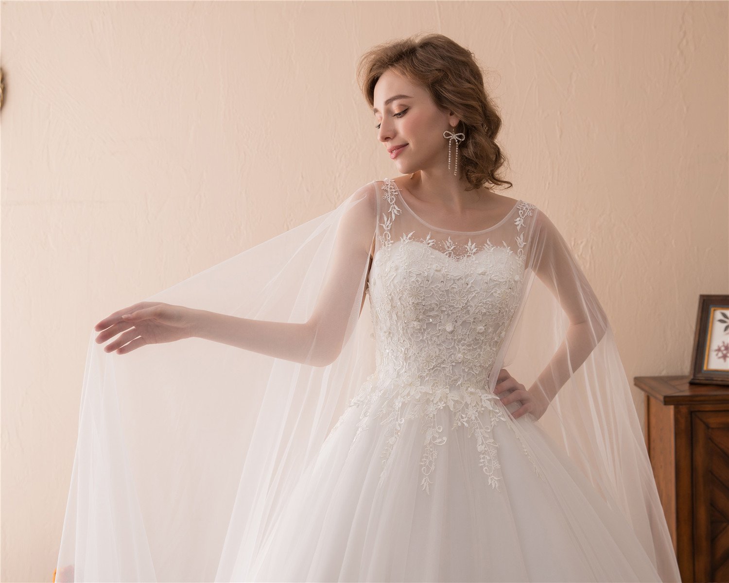 Elegant A-Line Lace Applique Tulle Wedding Dress with Detachable Shawl for Bride - Perfect for Church Ceremony, Beach Wedding & Romantic Photoshoot