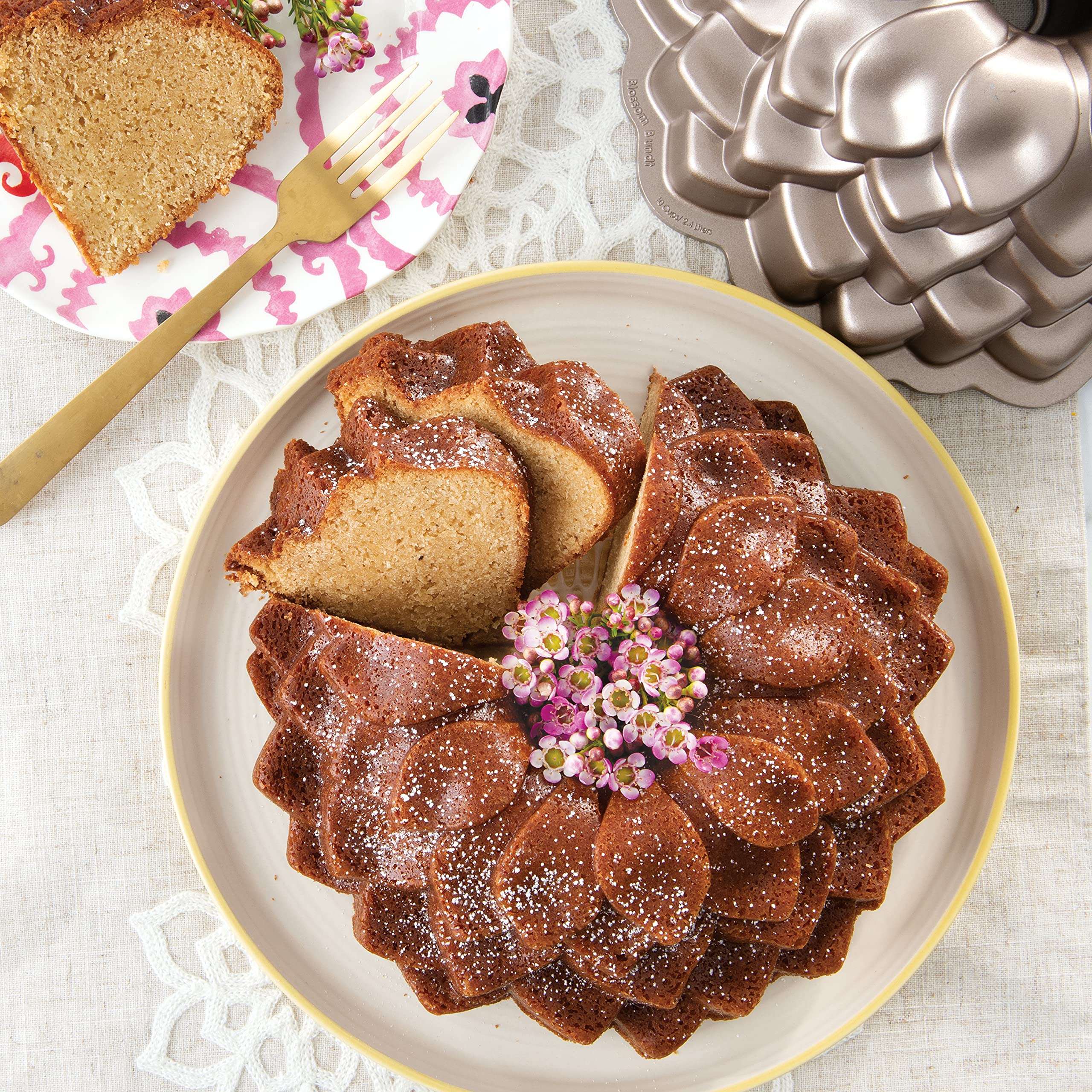 Nordic Ware Blossom Bundt Pan - Premium Non-Stick Baking Pan for Cakes, Bread & Desserts - Perfect for Birthday Parties, Tea Time & Holiday Baking