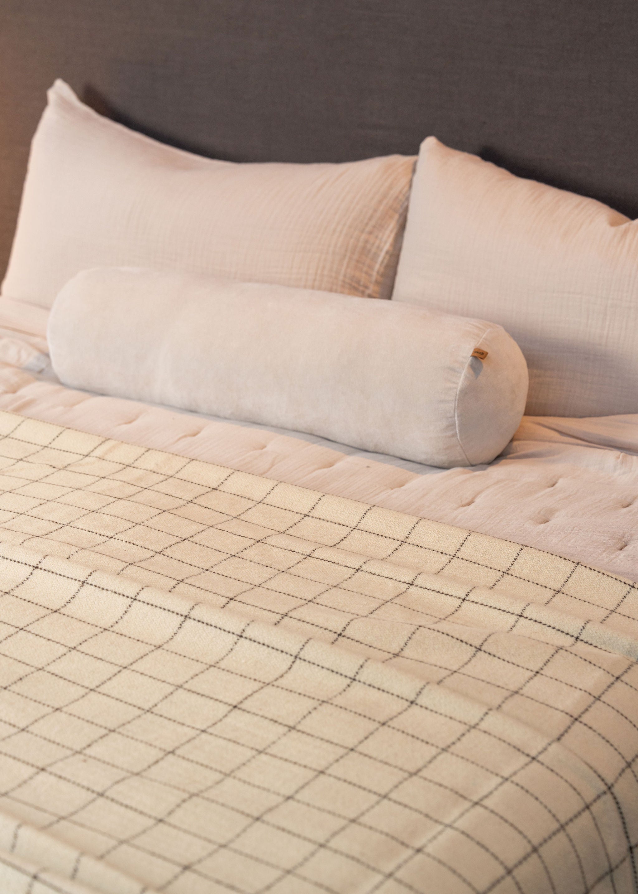 Cozy Grid Wool Throw Blanket & Reversible Bed Cover - Soft Warm Plaid Design for Couch, Sofa, Bed & Home Decor - Perfect for Winter, Fall & Gift Giving