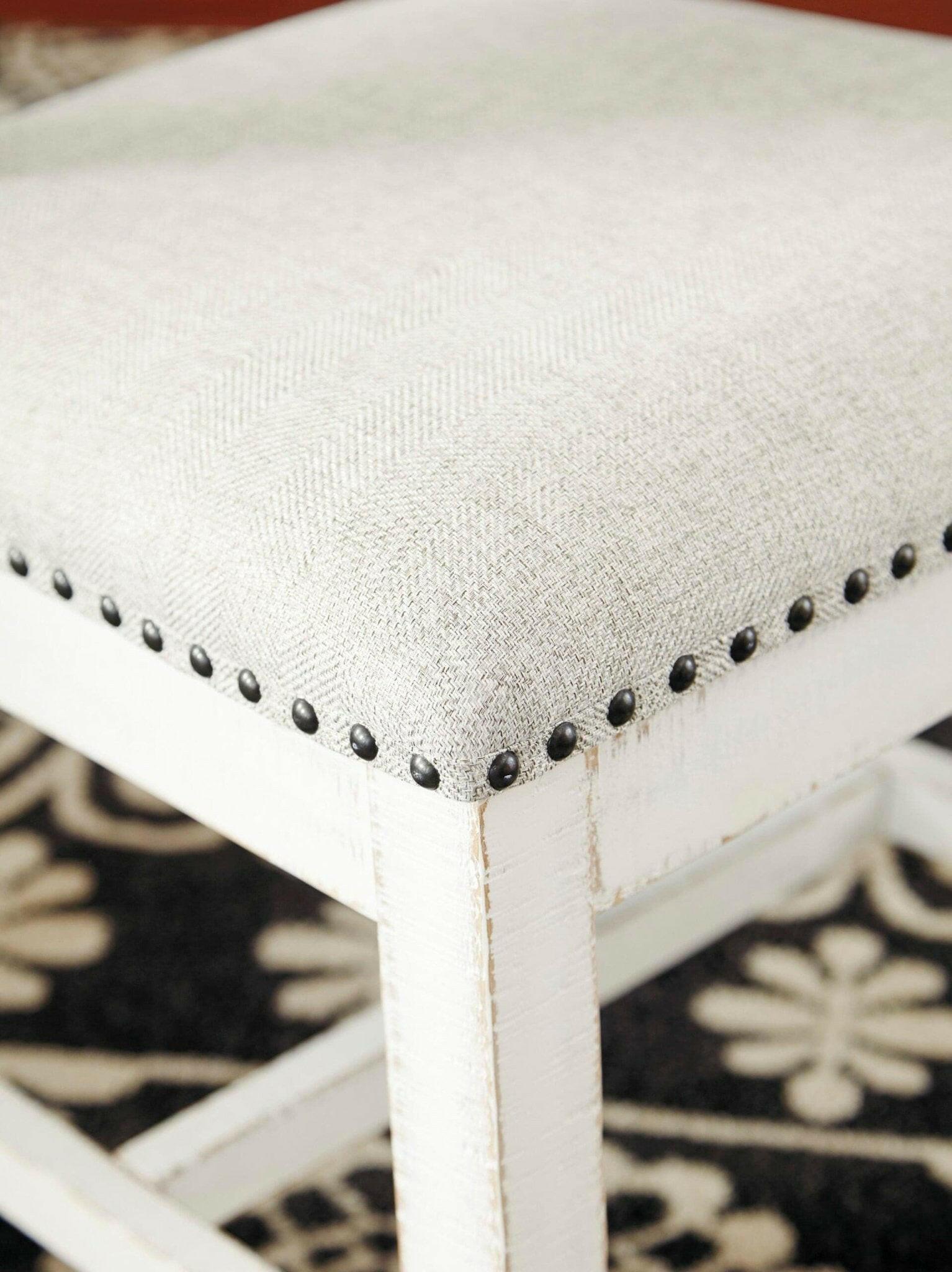Valebeck Modern Accent Chair D546-01 - Stylish Upholstered Lounge Chair for Living Room, Bedroom, or Office - Perfect for Relaxing, Reading, and Home Decor