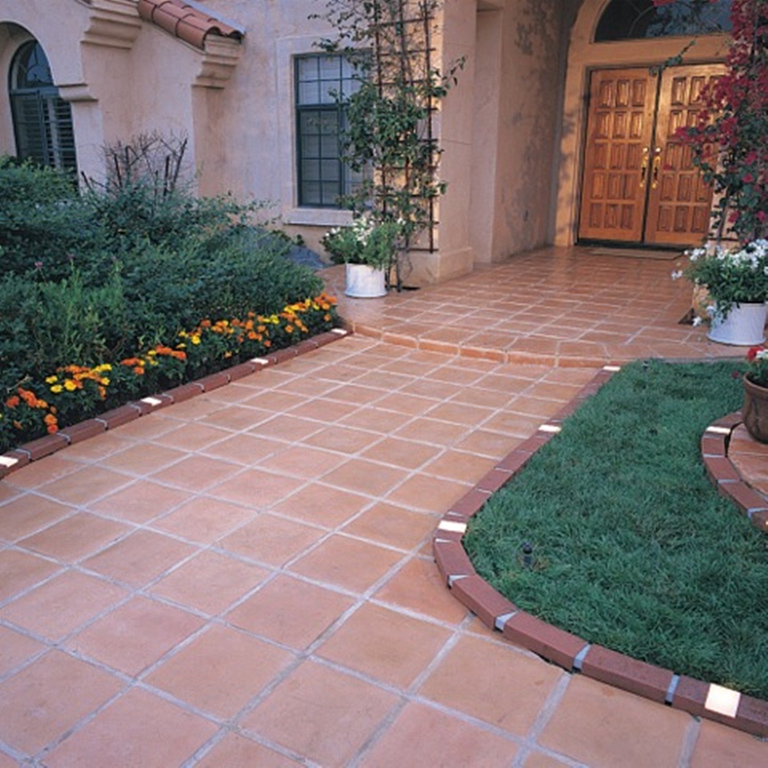 Decorative Plastic Brick Edging with 4 Built-In Solar Lights - 20-Foot Landscape Border Kit in Terra Cotta Orange (Argee RG820S) for Garden Pathways, Flower Beds & Yard Decor