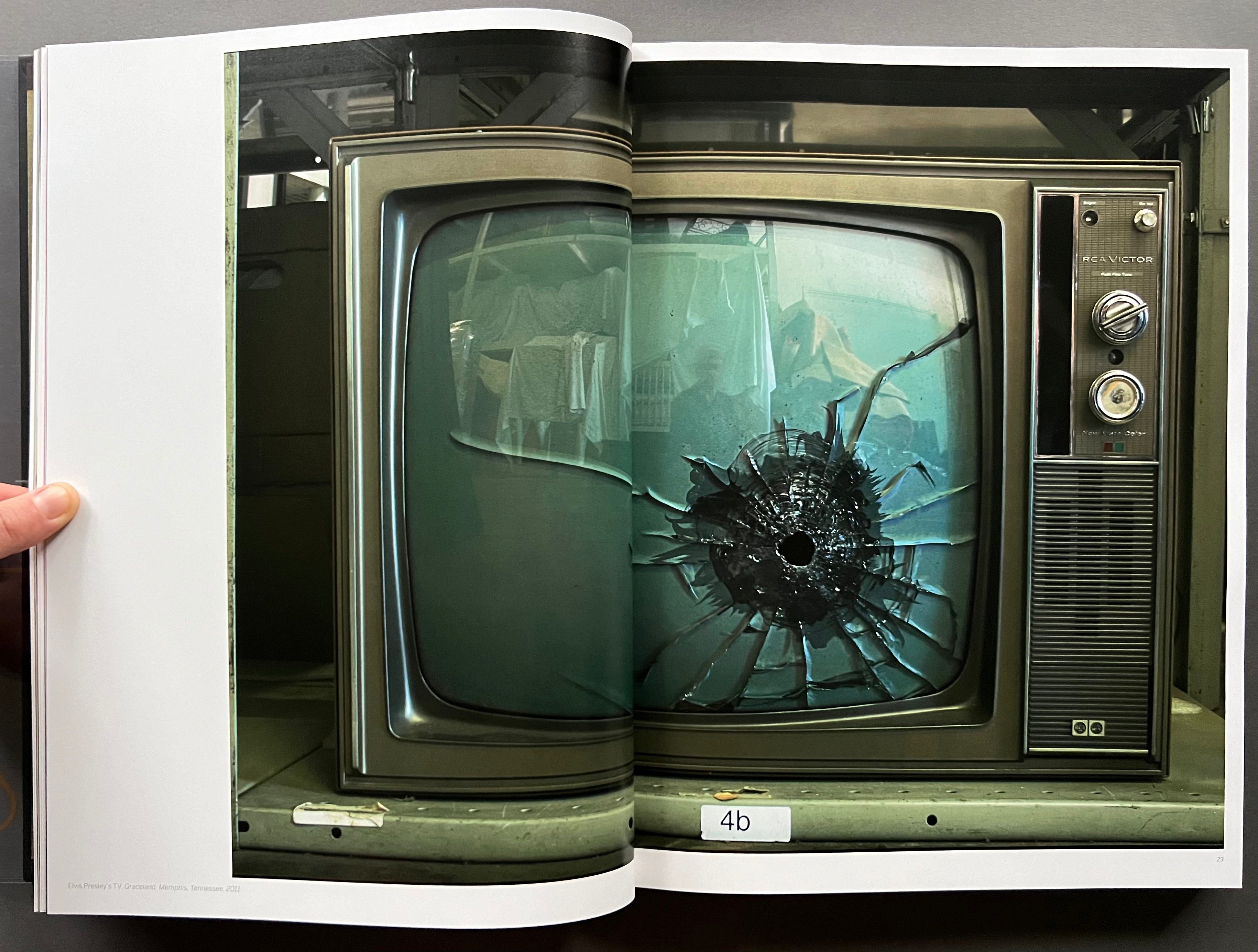 Annie Leibovitz: Portraits 2005-2016 - Iconic Celebrity Photography Book for Art Collectors & Photography Enthusiasts - Perfect for Home Decor, Coffee Table Display & Gift Giving