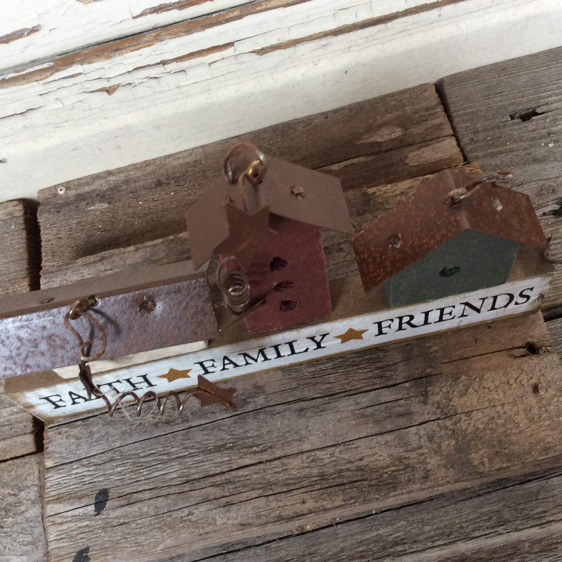 AGD Home Decor - Prim Faith Family Friends Mini Bird House - Rustic Wooden Birdhouse for Garden, Patio & Indoor Decor - Perfect Gift for Nature Lovers