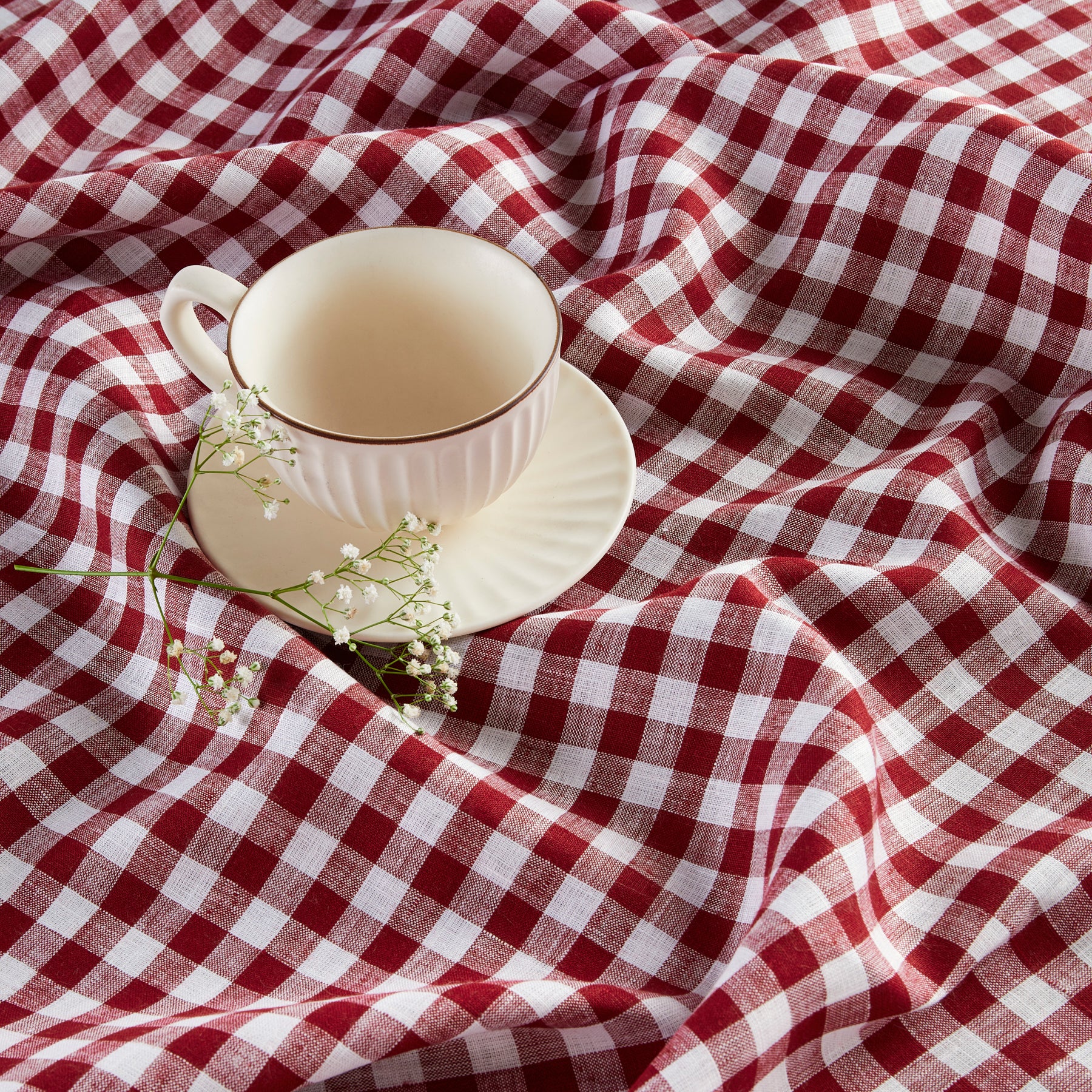 Stylish Red and White Checkered Gingham Tablecloth - Perfect for Picnics, BBQs, and Outdoor Dining