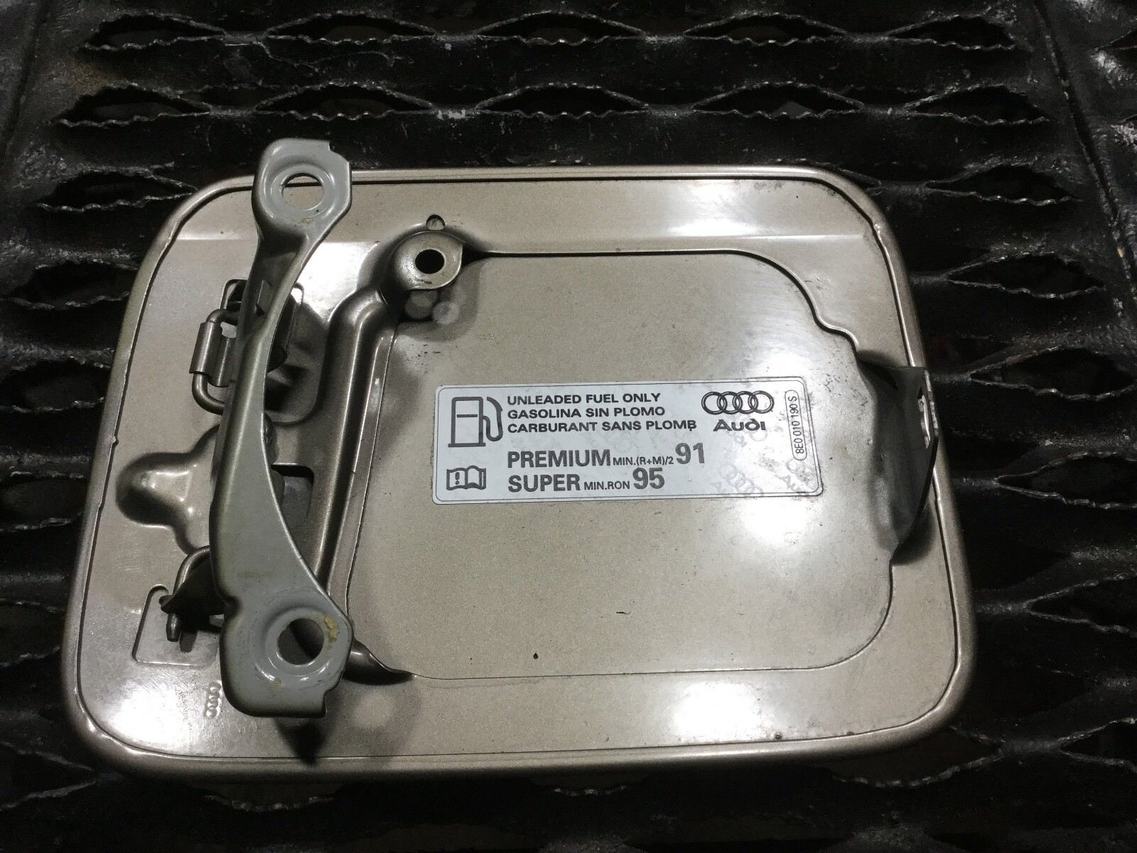04-08 Audi A4 Fuel Gas Tank Filler Lid (OEM 8E0010190S) - Replacement Fuel Door Cover for Audi A4 B6/B7 Models - Perfect for Car Repair & Maintenance