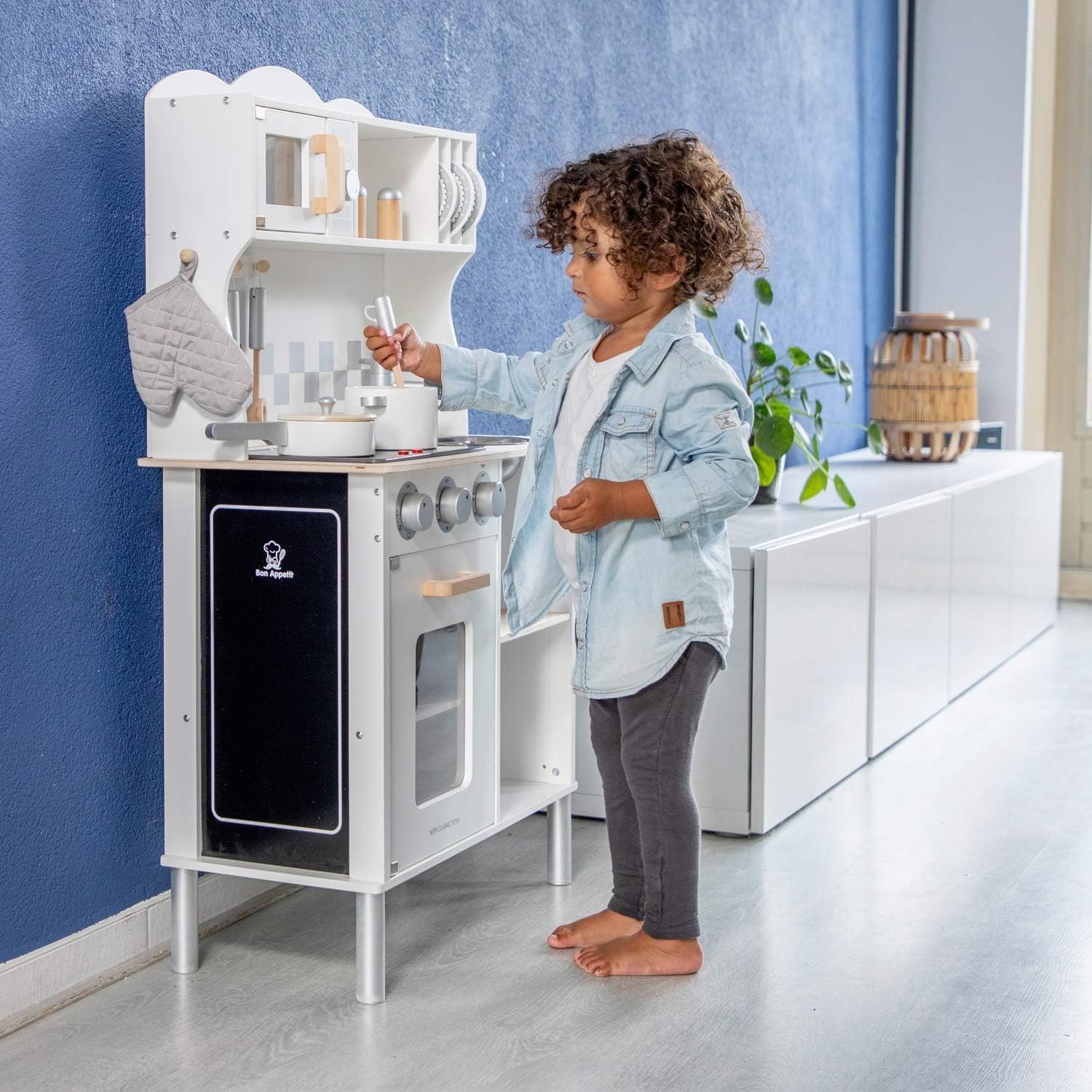 **Wooden Pretend Play Kitchen Set for Kids - Classic Toy with Electric Cooking Sounds & Accessories - Modern White Design - Perfect for Role Play & Imaginative Learning**