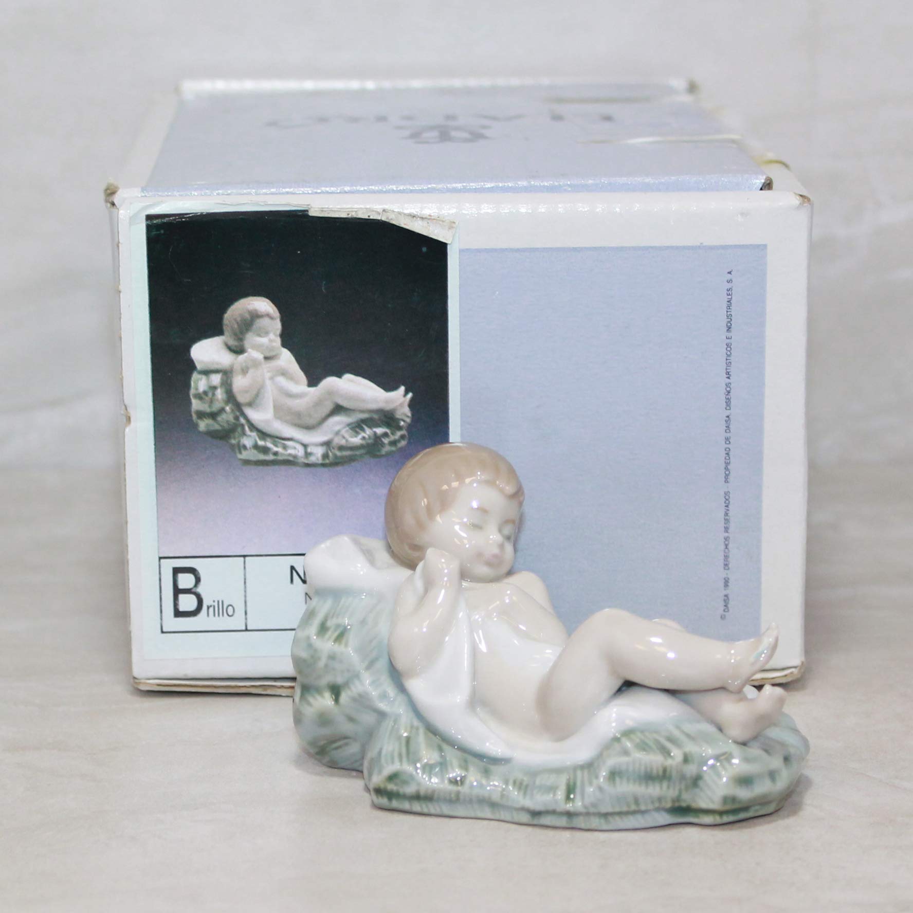 LLADRÓ Baby Jesus Nativity Figurine - Handcrafted Porcelain Christmas Decoration for Nativity Scenes, Holiday Home Décor & Gift Giving